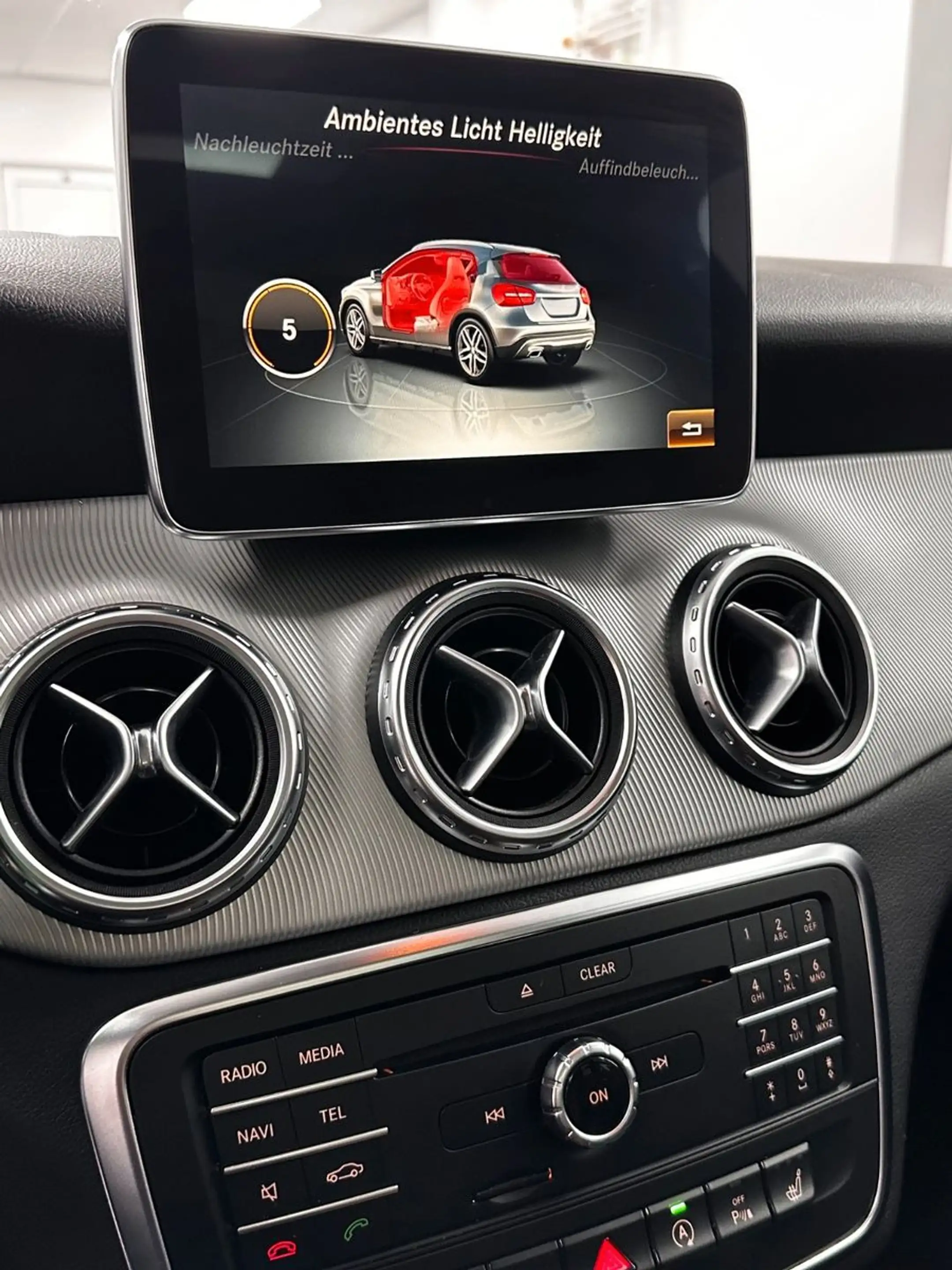 Mercedes-Benz GLA 200 .PANO.KAMERA.NAVI.PDC.TEILLEDER.BI-XENON — photo 31
