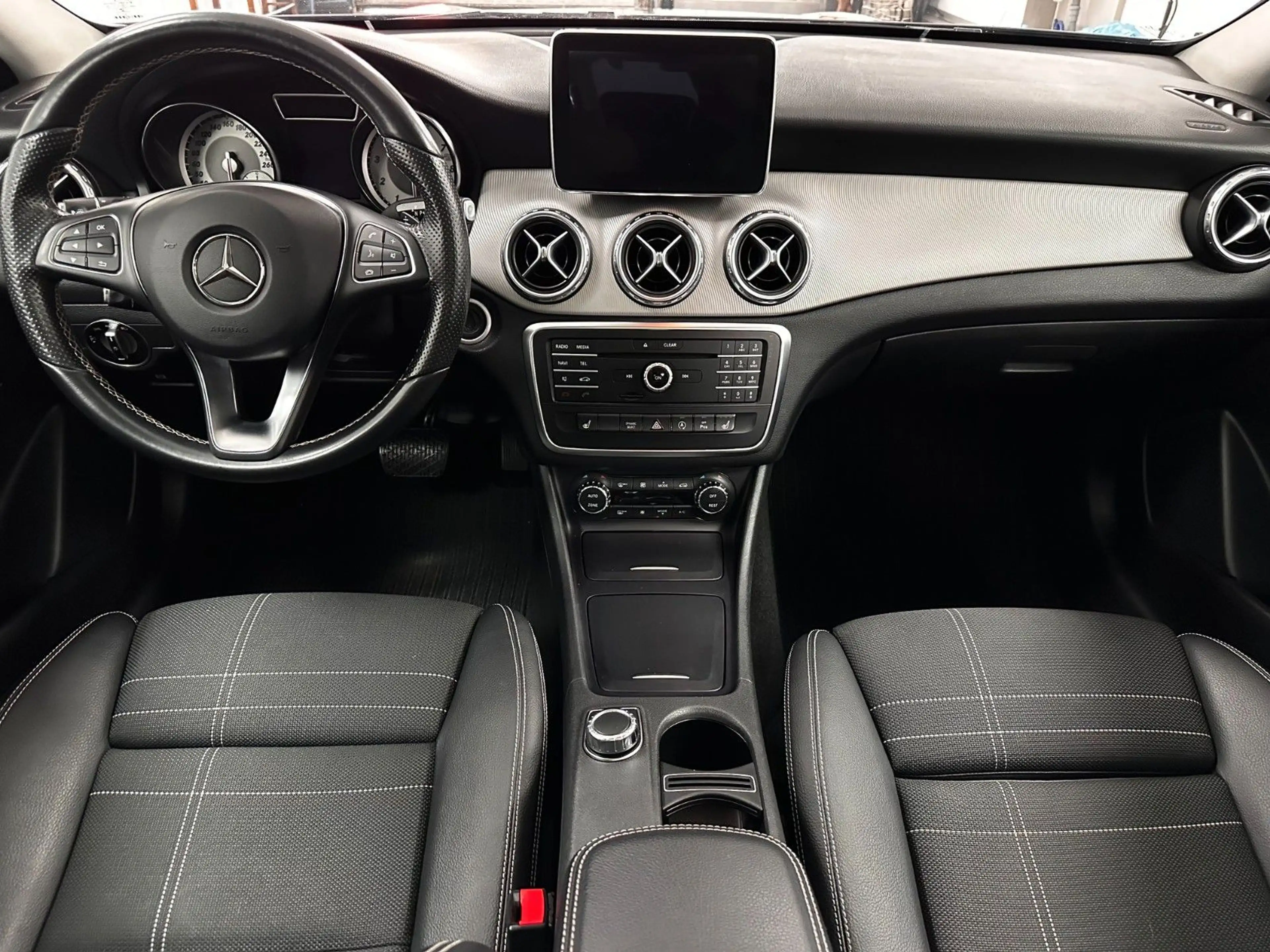 Mercedes-Benz GLA 200 .PANO.KAMERA.NAVI.PDC.TEILLEDER.BI-XENON — photo 12