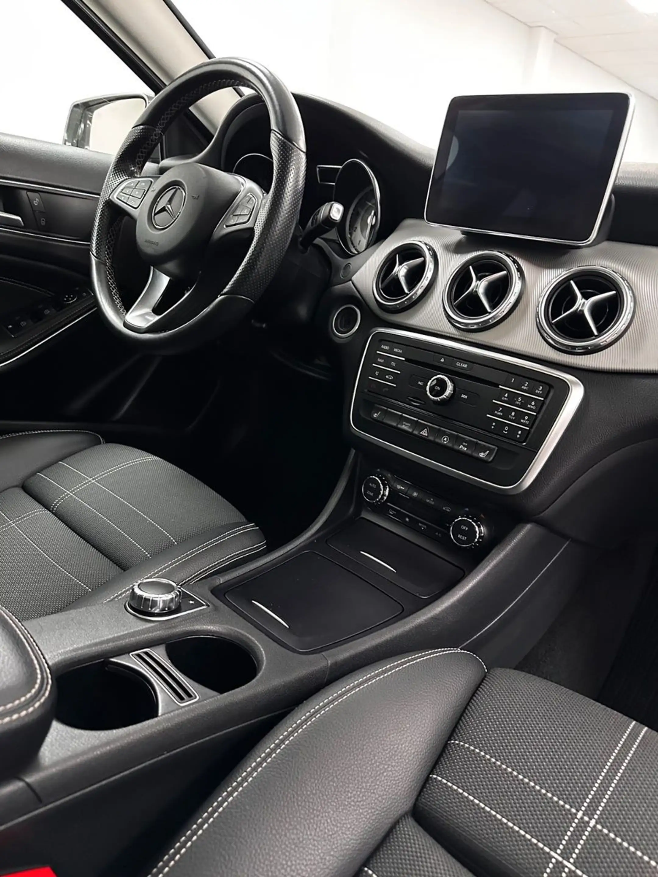 Mercedes-Benz GLA 200 .PANO.KAMERA.NAVI.PDC.TEILLEDER.BI-XENON — photo 14