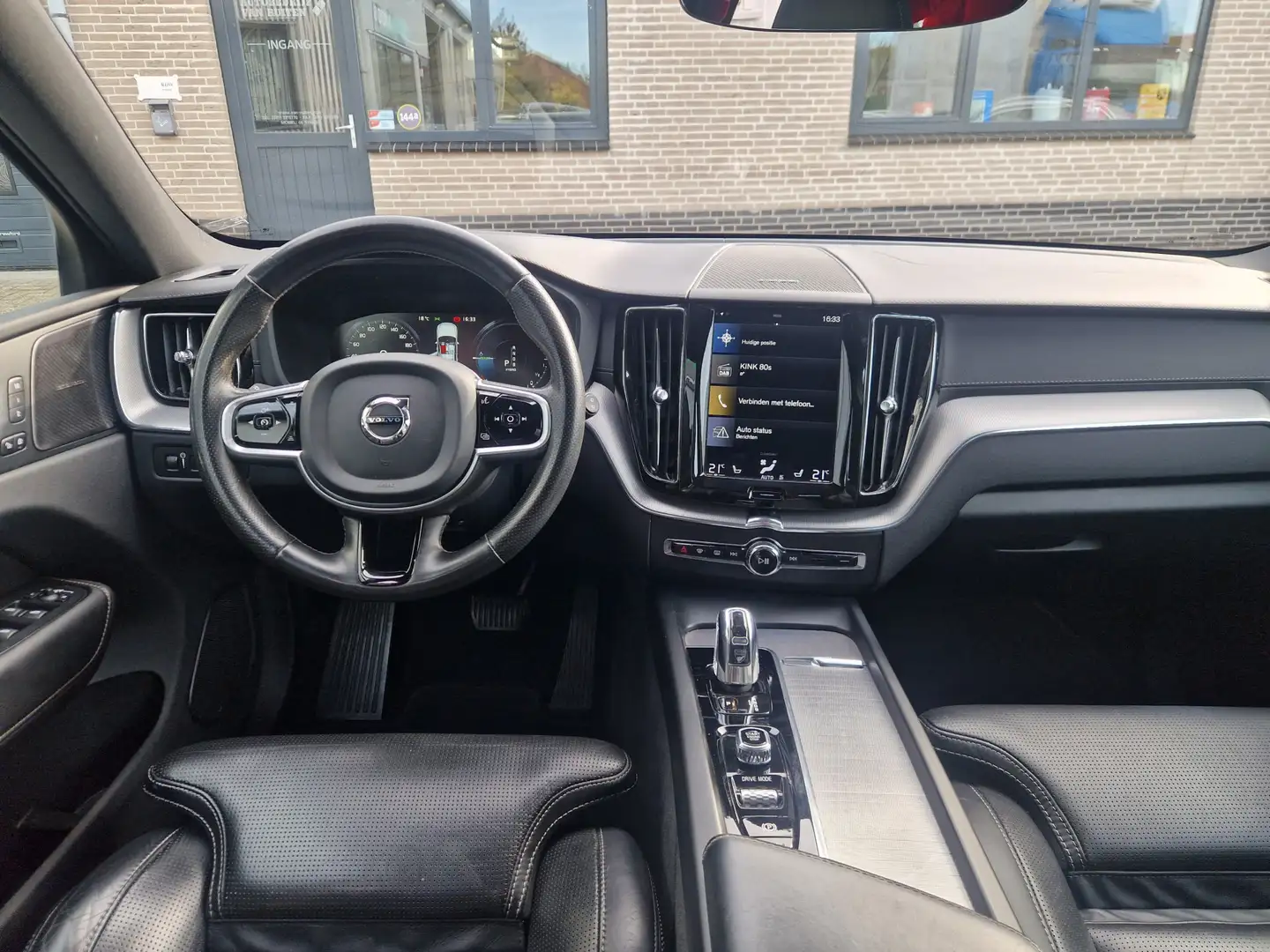 Volvo XC60 2.0 T8 Twin Engine AWD Inscription Luchtvering | P Zwart - 2