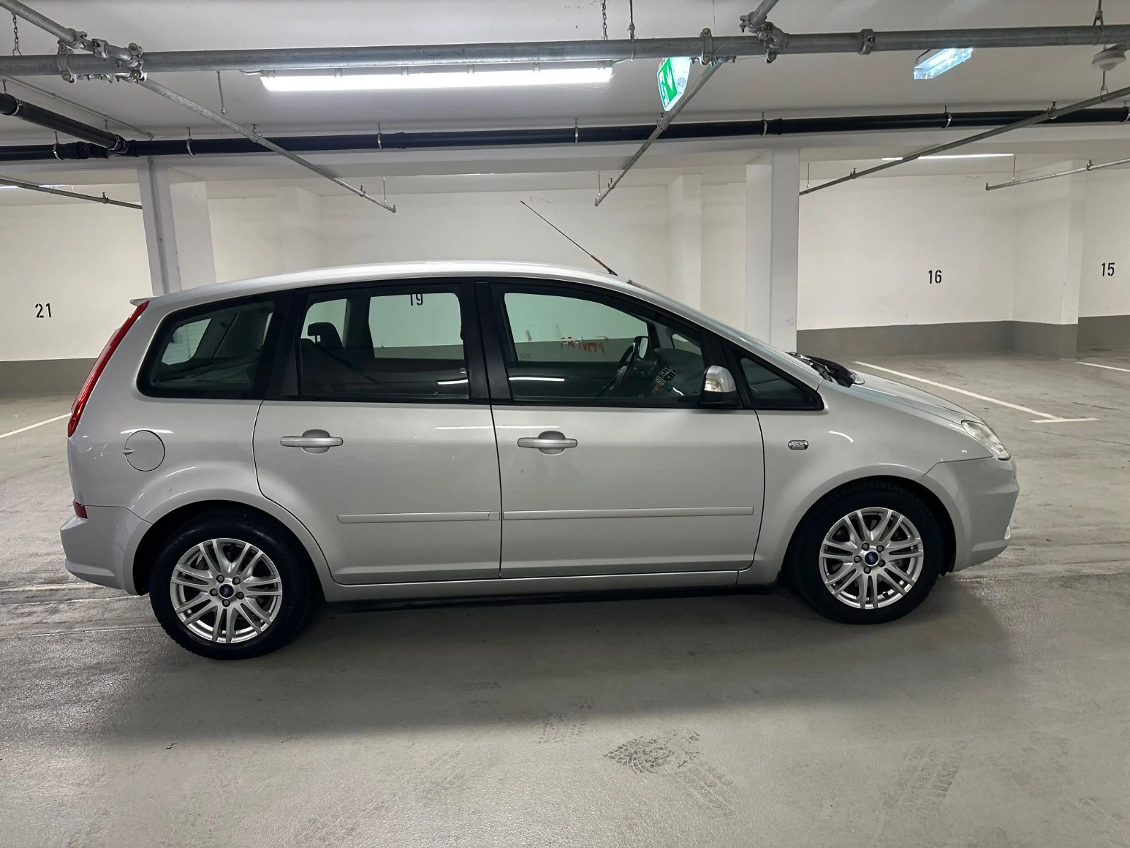 Ford C-Max C-MAX Ghia — photo 12