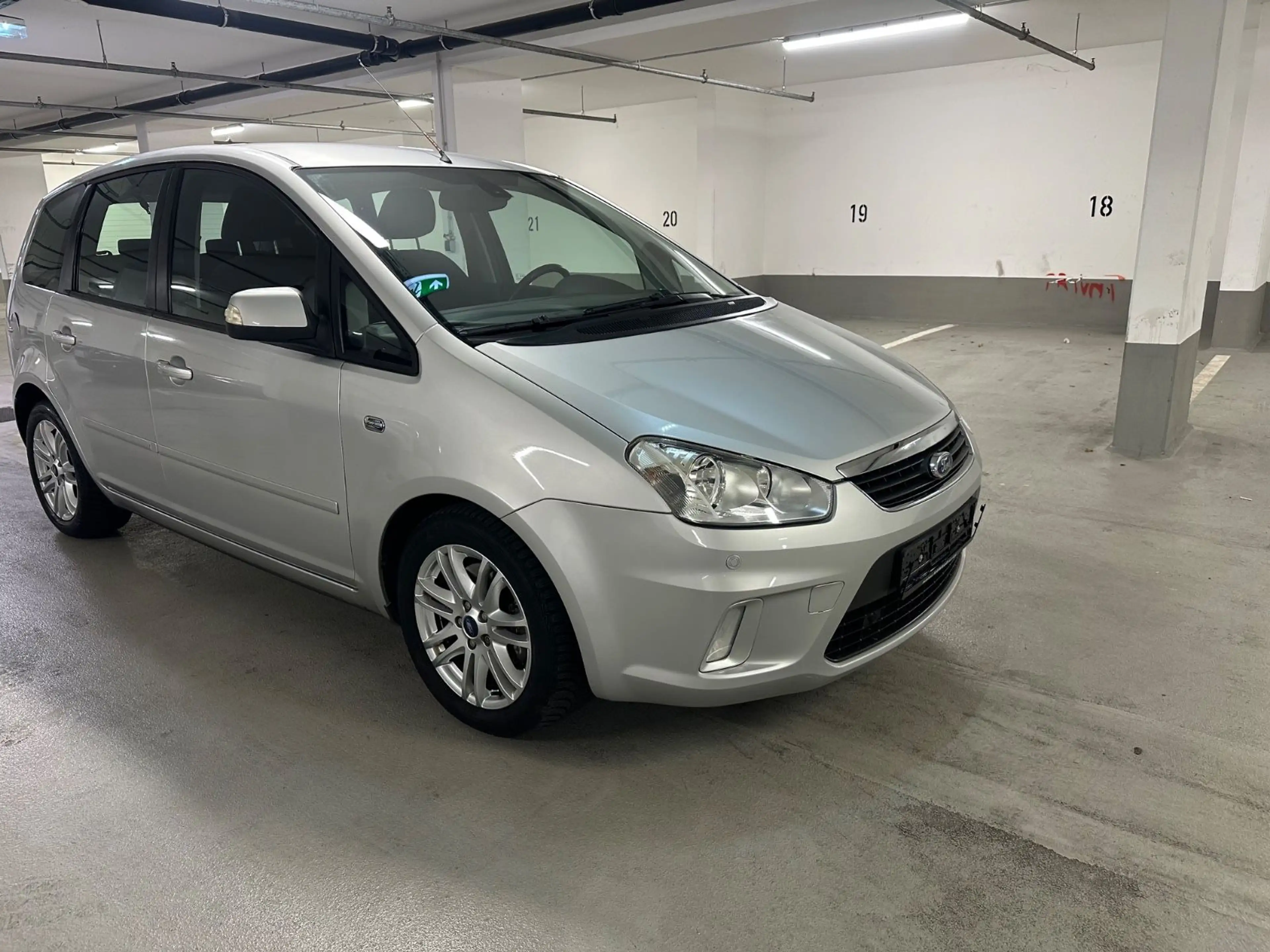 Ford C-Max C-MAX Ghia — photo 14