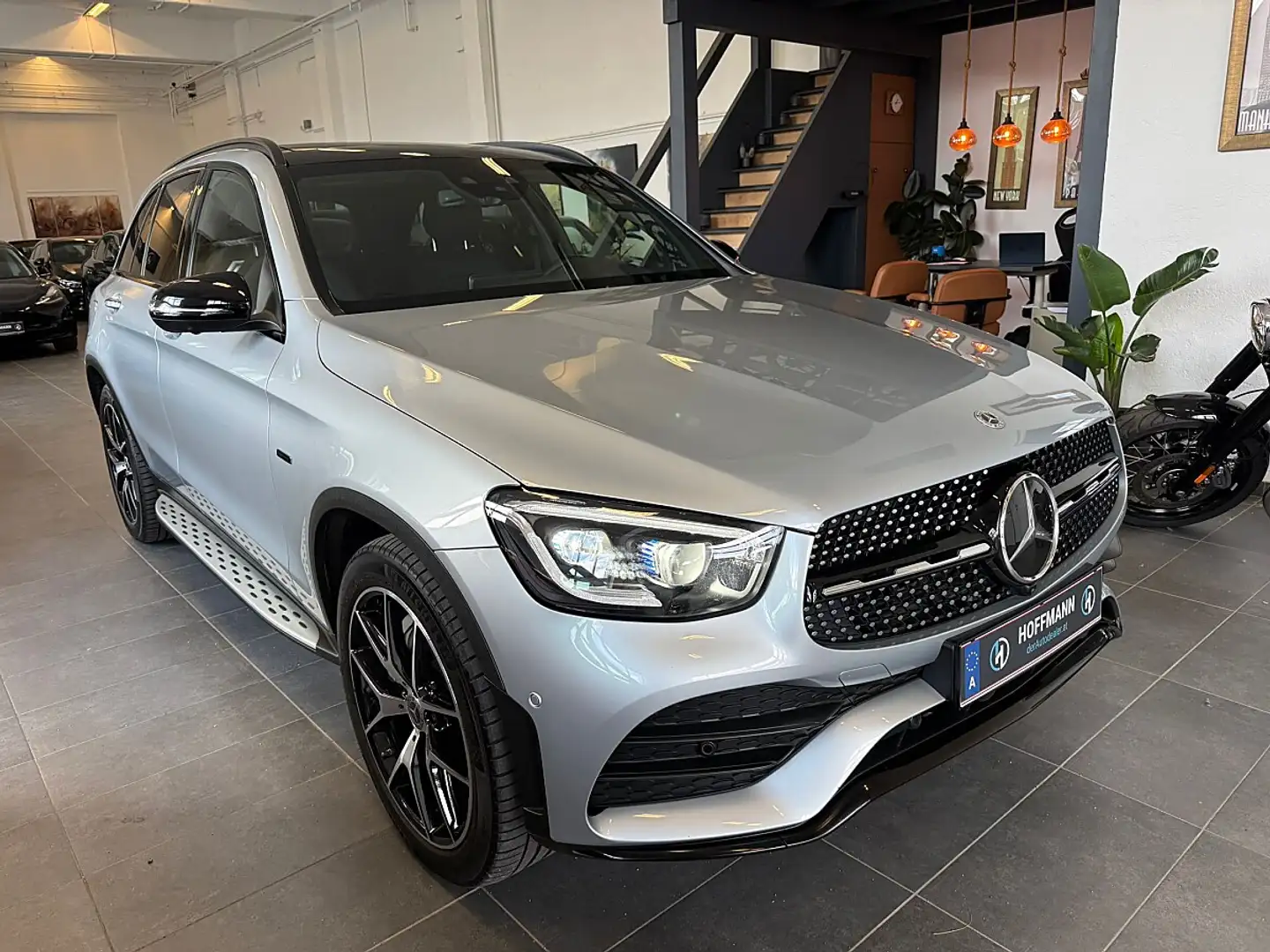 Mercedes-Benz GLC 300 e PHEV 4Matic, AMG/HUD/AHK/Pano/VOLL Silber - 1