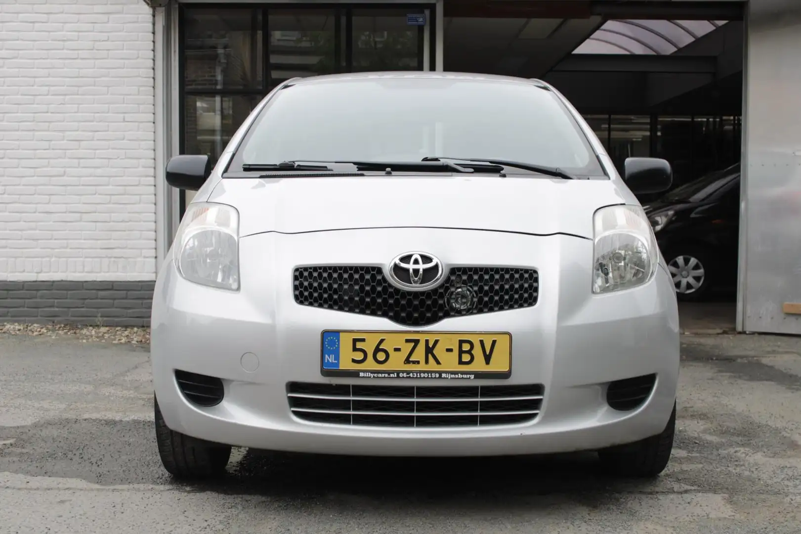 Toyota Yaris 1.0 VVTi Spirit Grau - 2