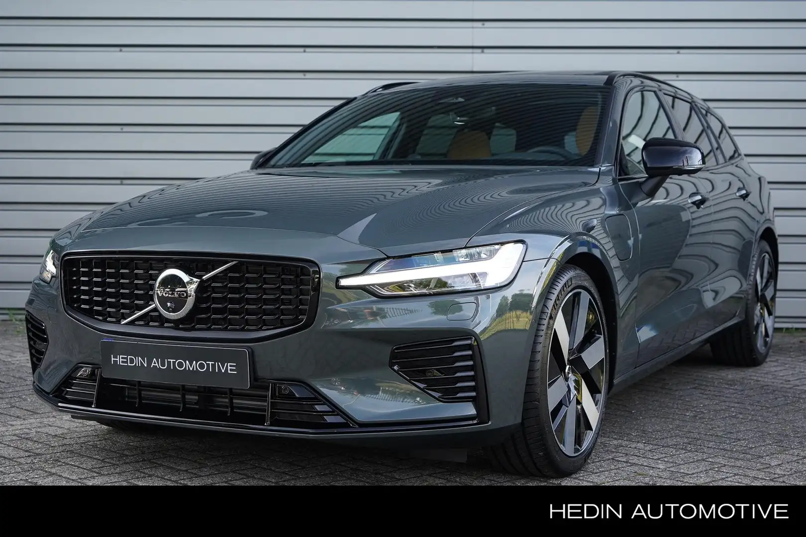 Volvo V60 2.0 T6 Plug-in hybrid AWD Plus Dark | Lounge Pakke Grün - 1