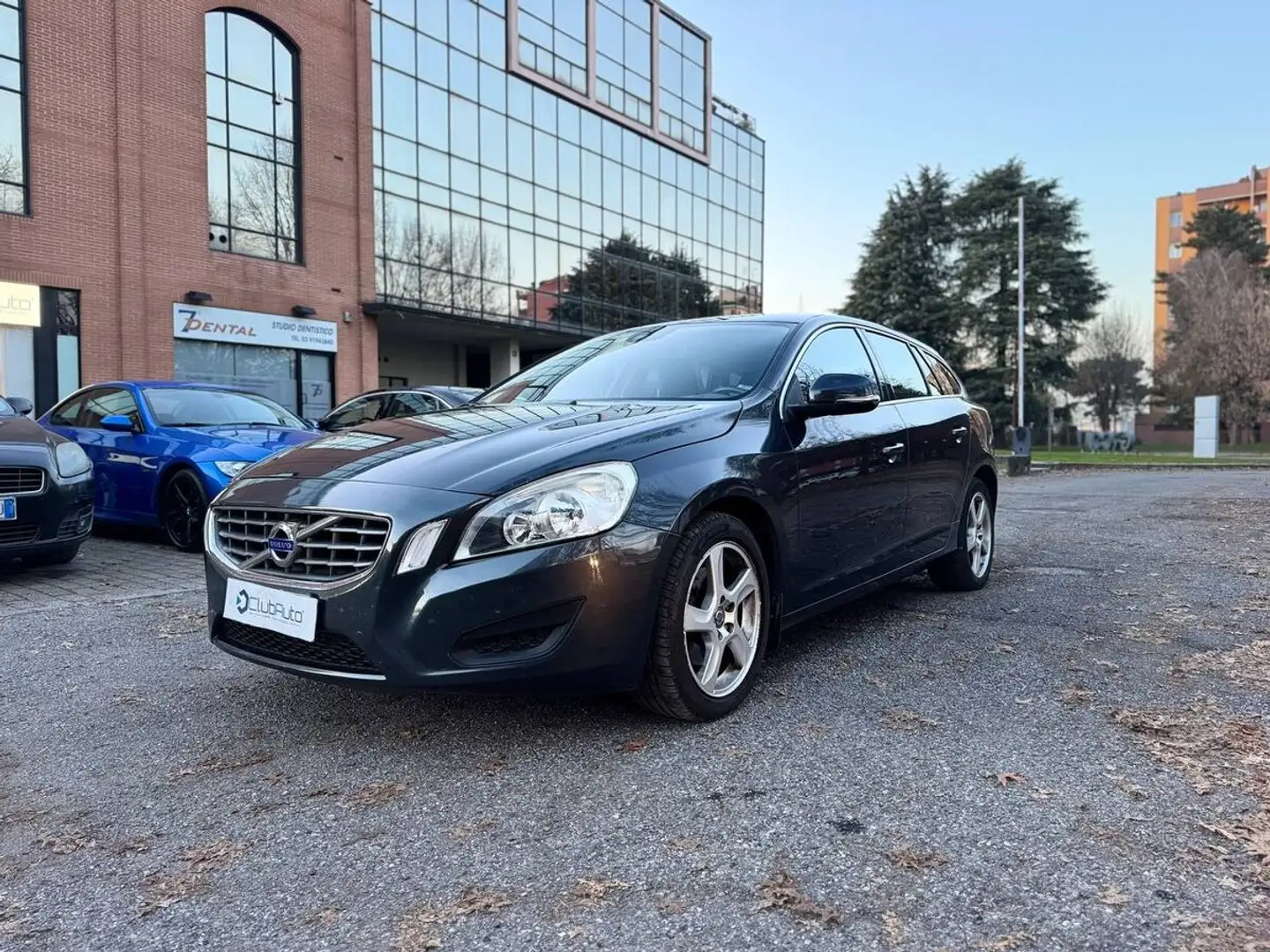 Volvo V60 V60 2.0 D4 ved (d3) Momentum geartronic Grigio - 1