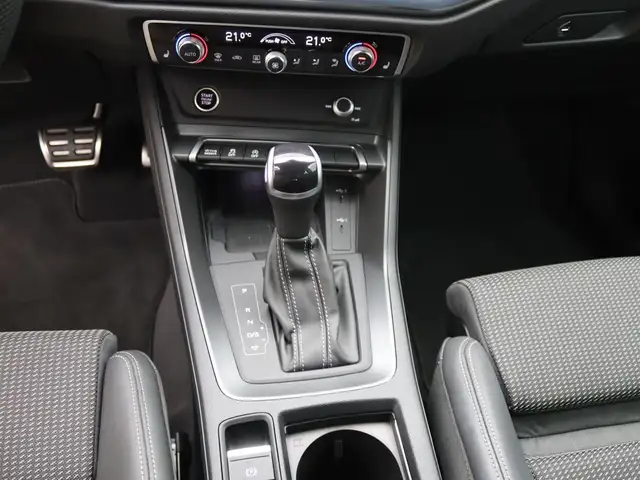 Audi Q3 view 10