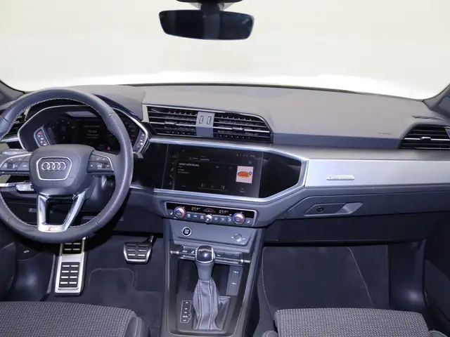 Audi Q3 view 12