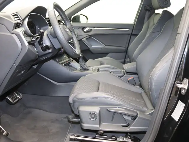 Audi Q3 view 15