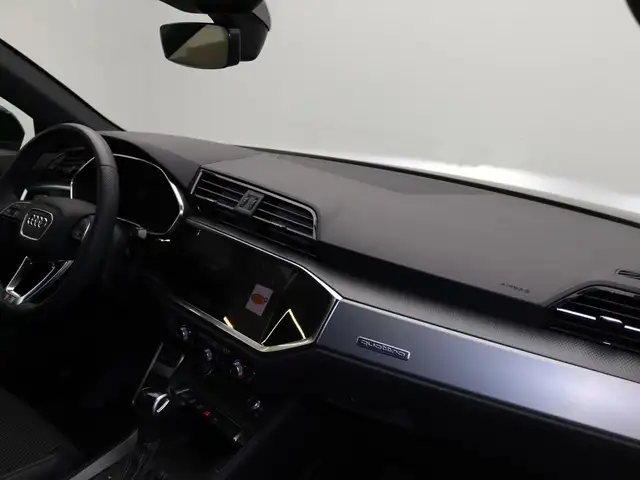 Audi Q3 view 13