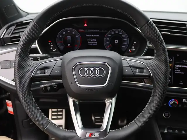 Audi Q3 view 14
