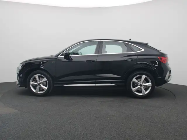 Audi Q3 view 4