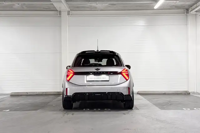 Mini Hatch view 7