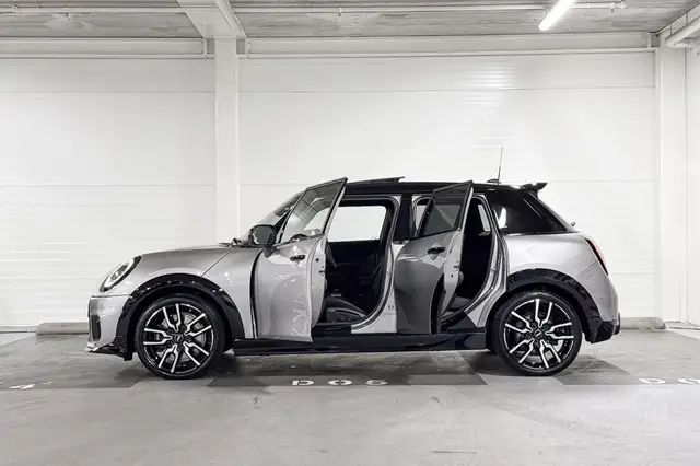 Mini Hatch view 3