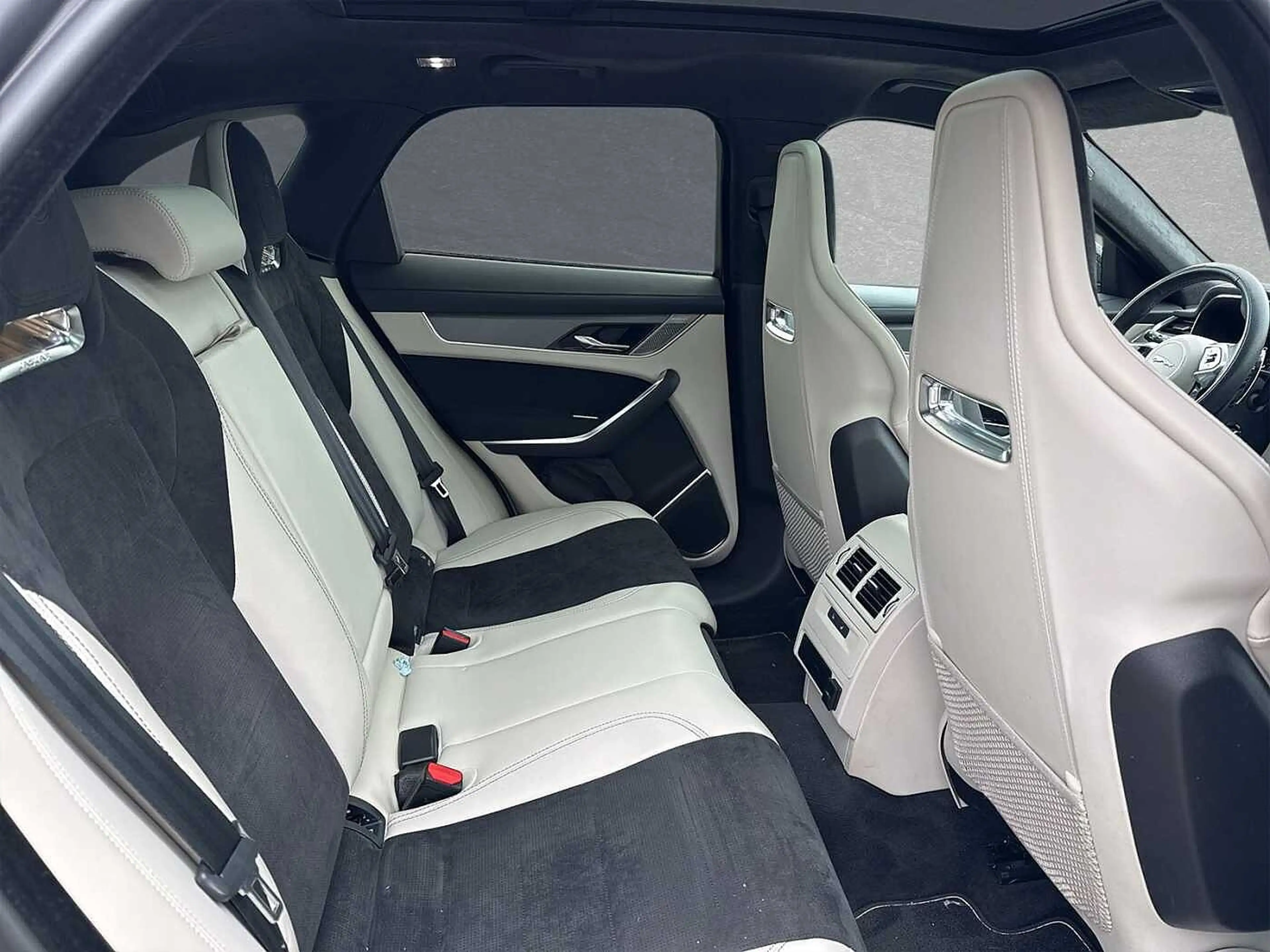 Jaguar F-Pace P550 AWD SVR - Herstellergarantie 07.2028 — photo 5