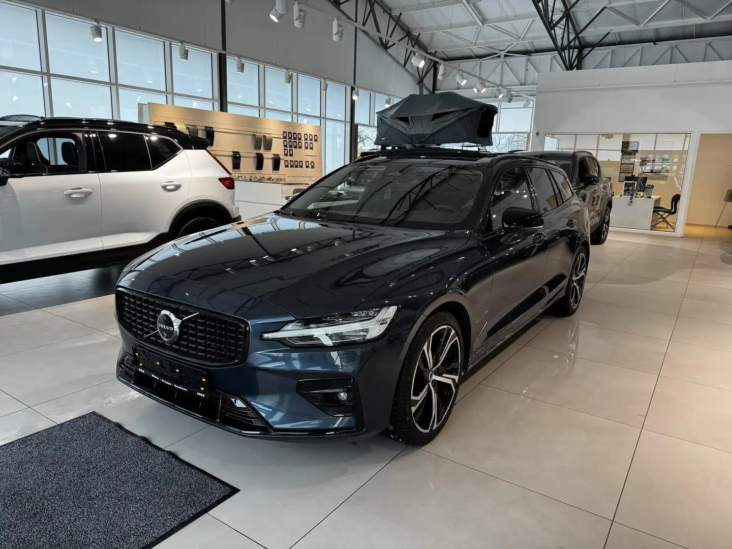 Volvo V60 B4 Plus Dark Blau - 2