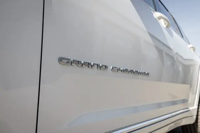 Jeep Grand Cherokee view 8