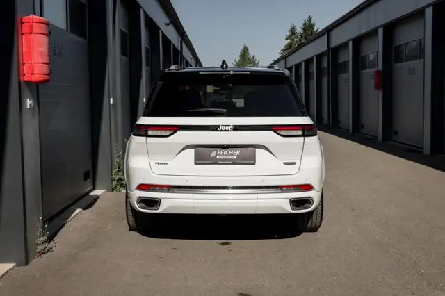 Jeep Grand Cherokee view 4