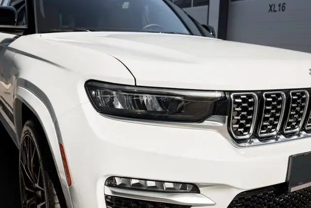 Jeep Grand Cherokee view 14