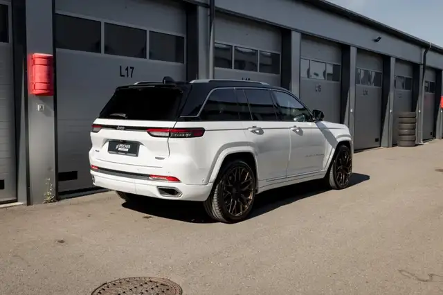 Jeep Grand Cherokee view 5