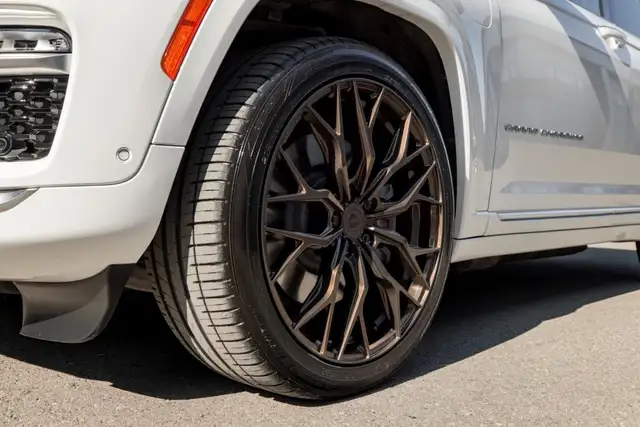 Jeep Grand Cherokee view 11
