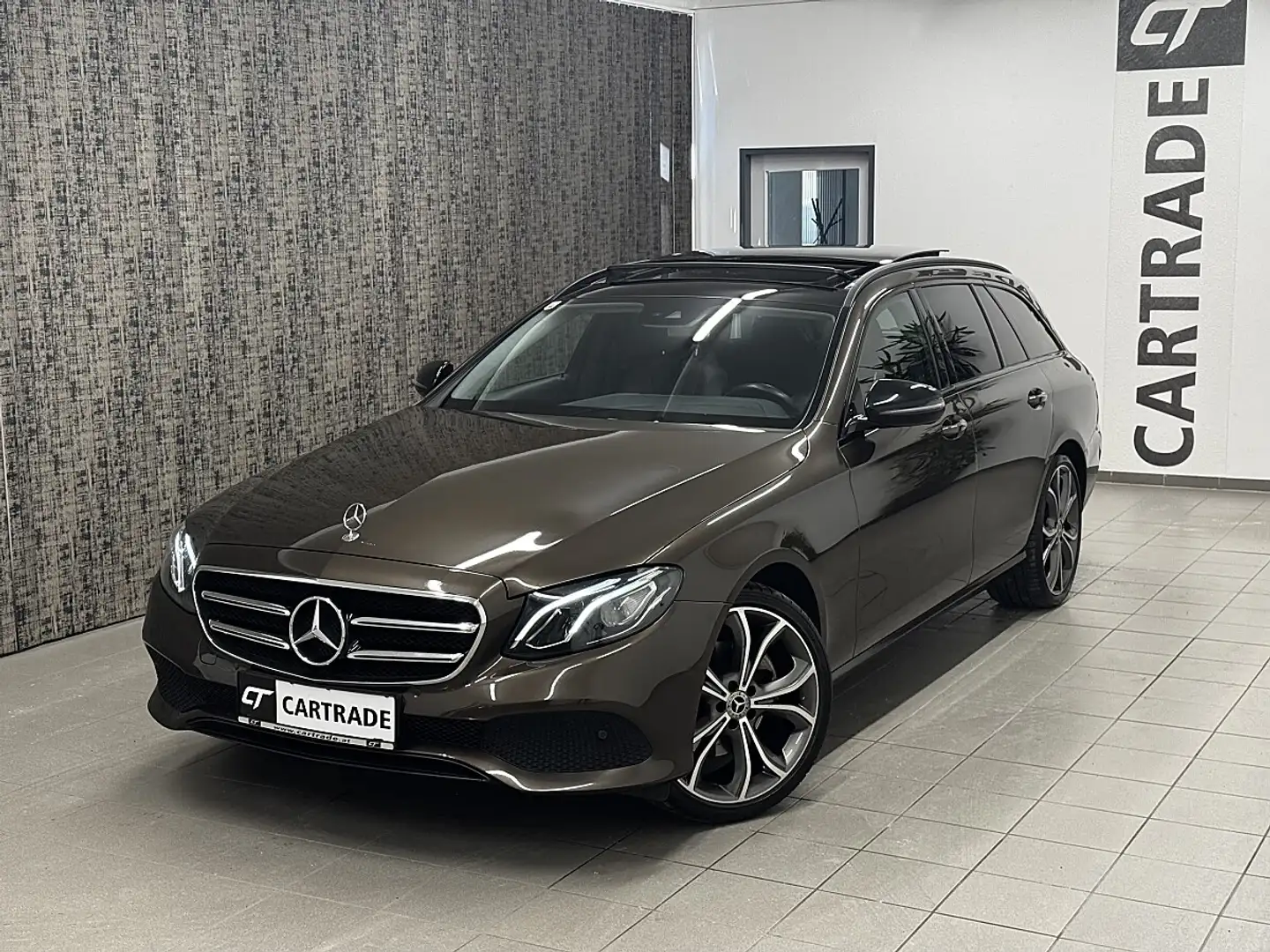 Mercedes-Benz E 250 T Avantgarde Aut. / NIGHT PAKET/ LED/ PANORAMAD... Braun - 2