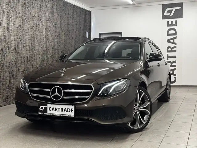 Mercedes-Benz E 250 T Avantgarde Aut. / NIGHT PAKET/ LED/ PANORAMAD...