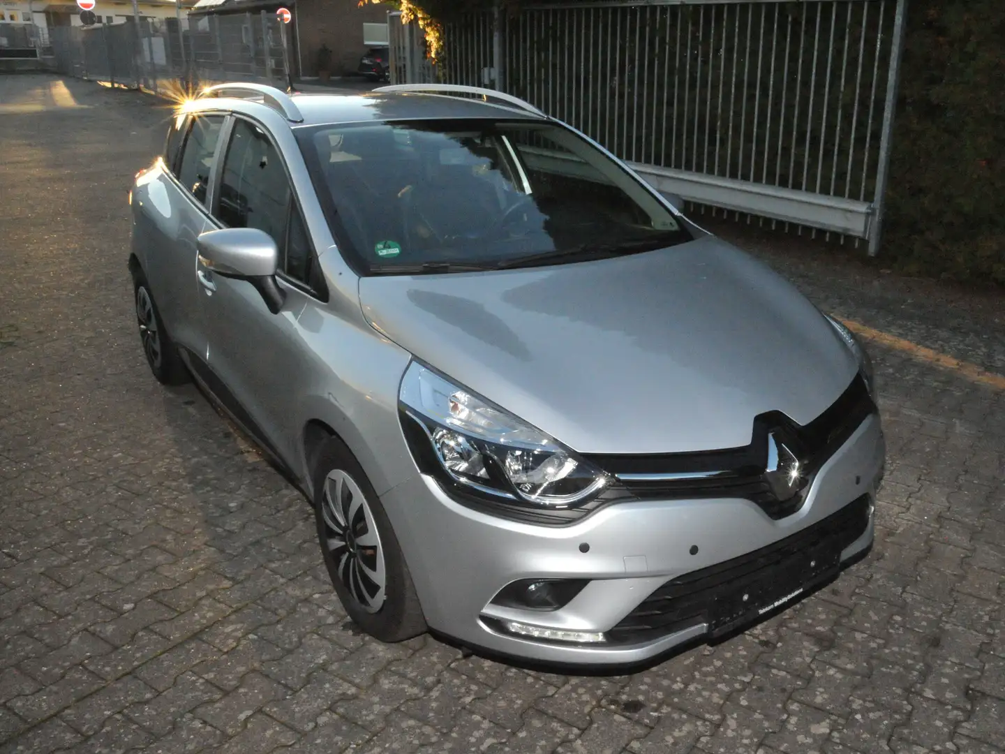Renault Clio Grandtour Energy dCi 90 EDC Business Silber - 2