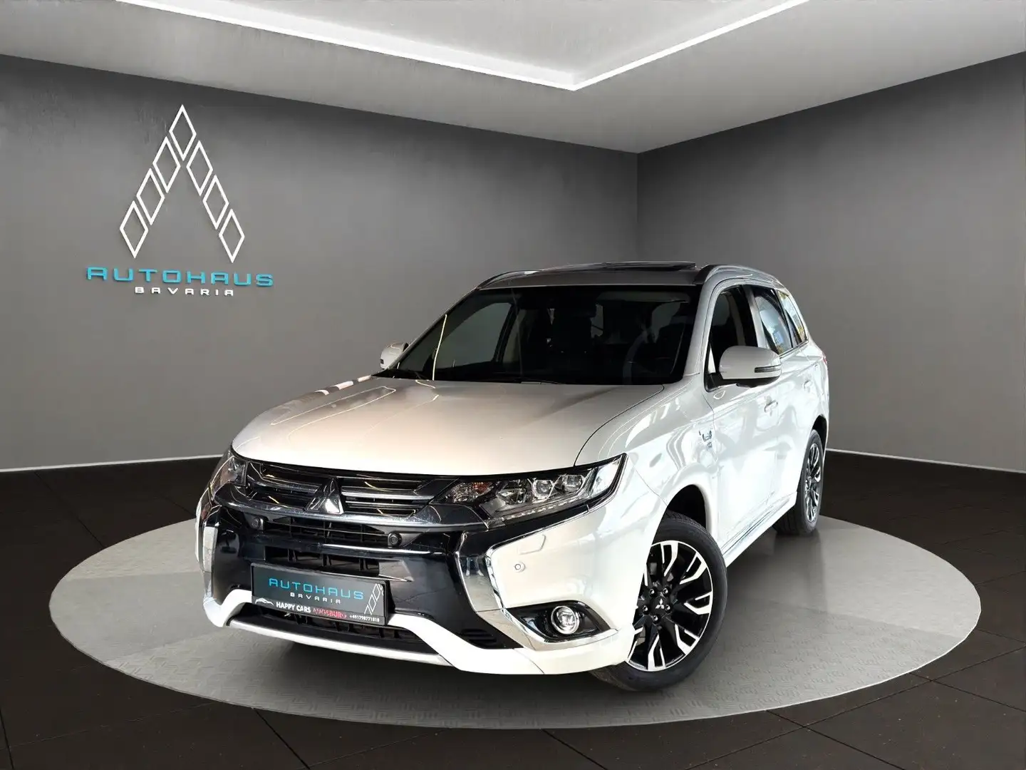 Mitsubishi Outlander PHEV Top 4WD *AHK*NAVI*KAMERA*LEDER* Weiß - 1