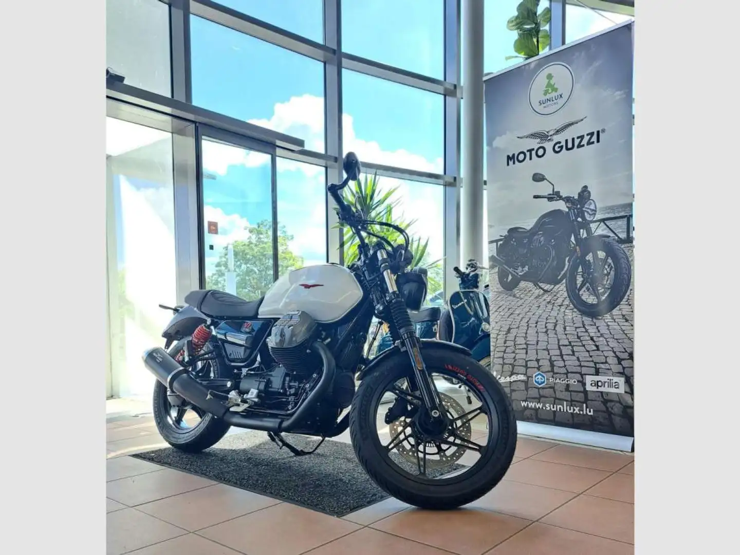 Moto Guzzi V 7 Stone TEN 2024 Noir - 1