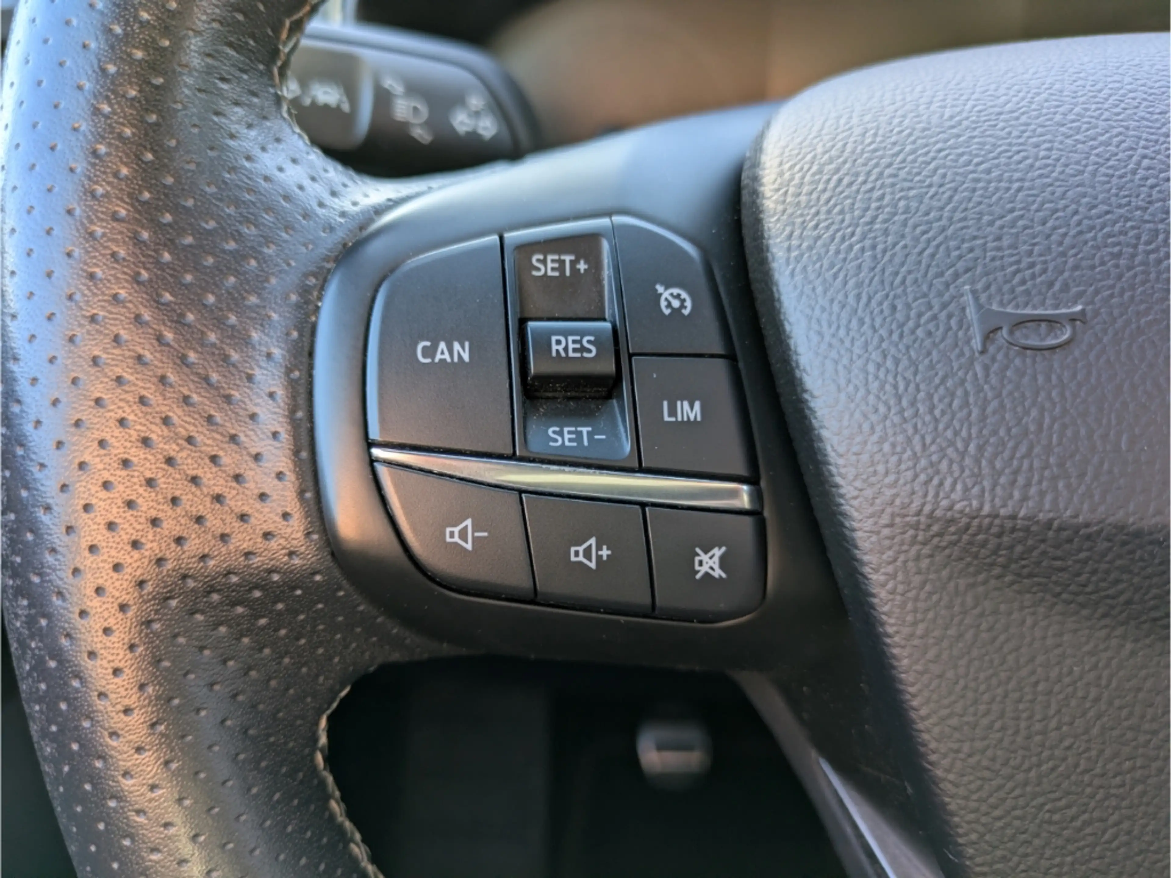 Ford Focus Lim. ST HUD AD El. Panodach Sportsitze LenkradHZG — photo 10