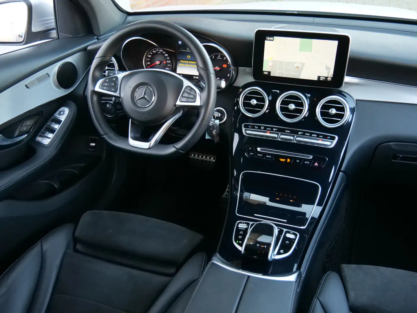 Mercedes-Benz GLC 250 211pk 4MATIC AMG-Line AUTOMAAT van €  32.895,- voo Grijs - 2