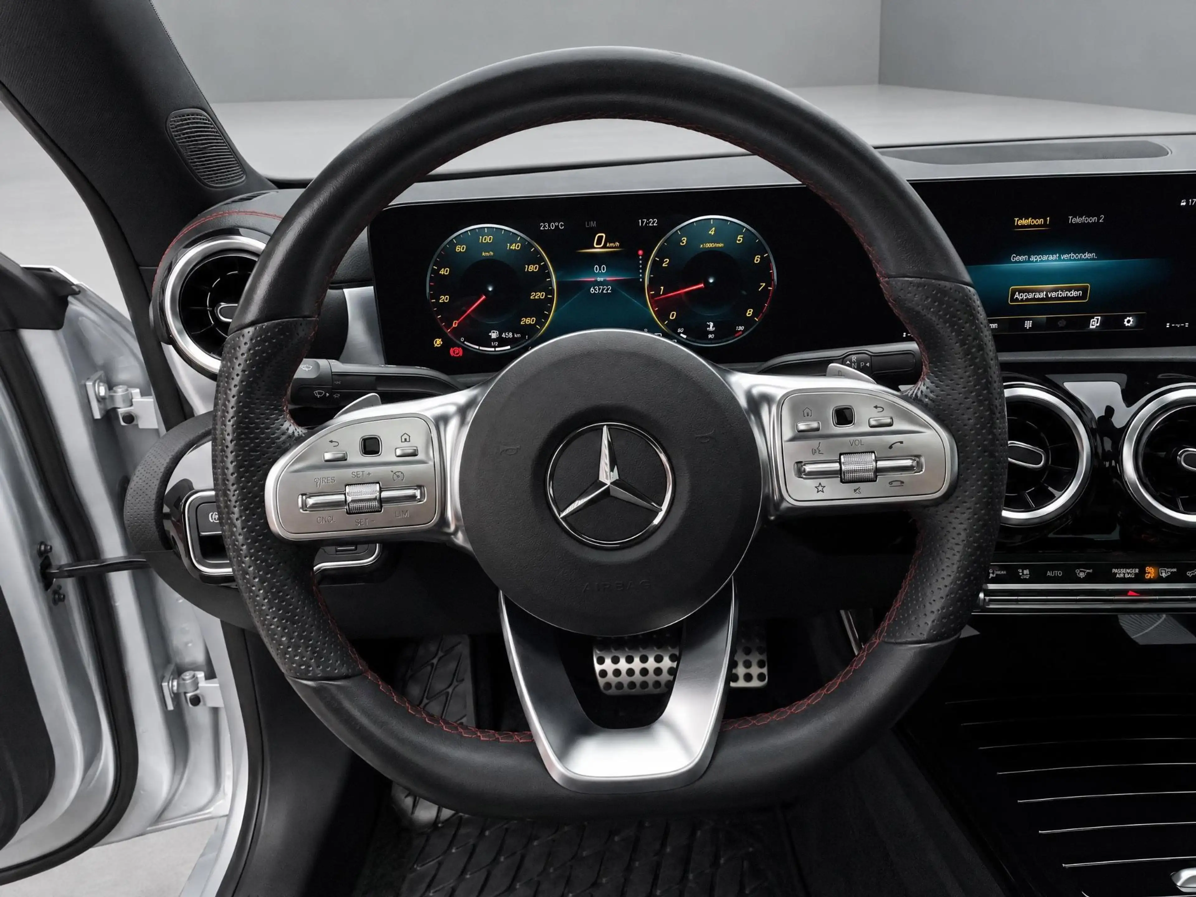 Mercedes-Benz CLA 180 — photo 9