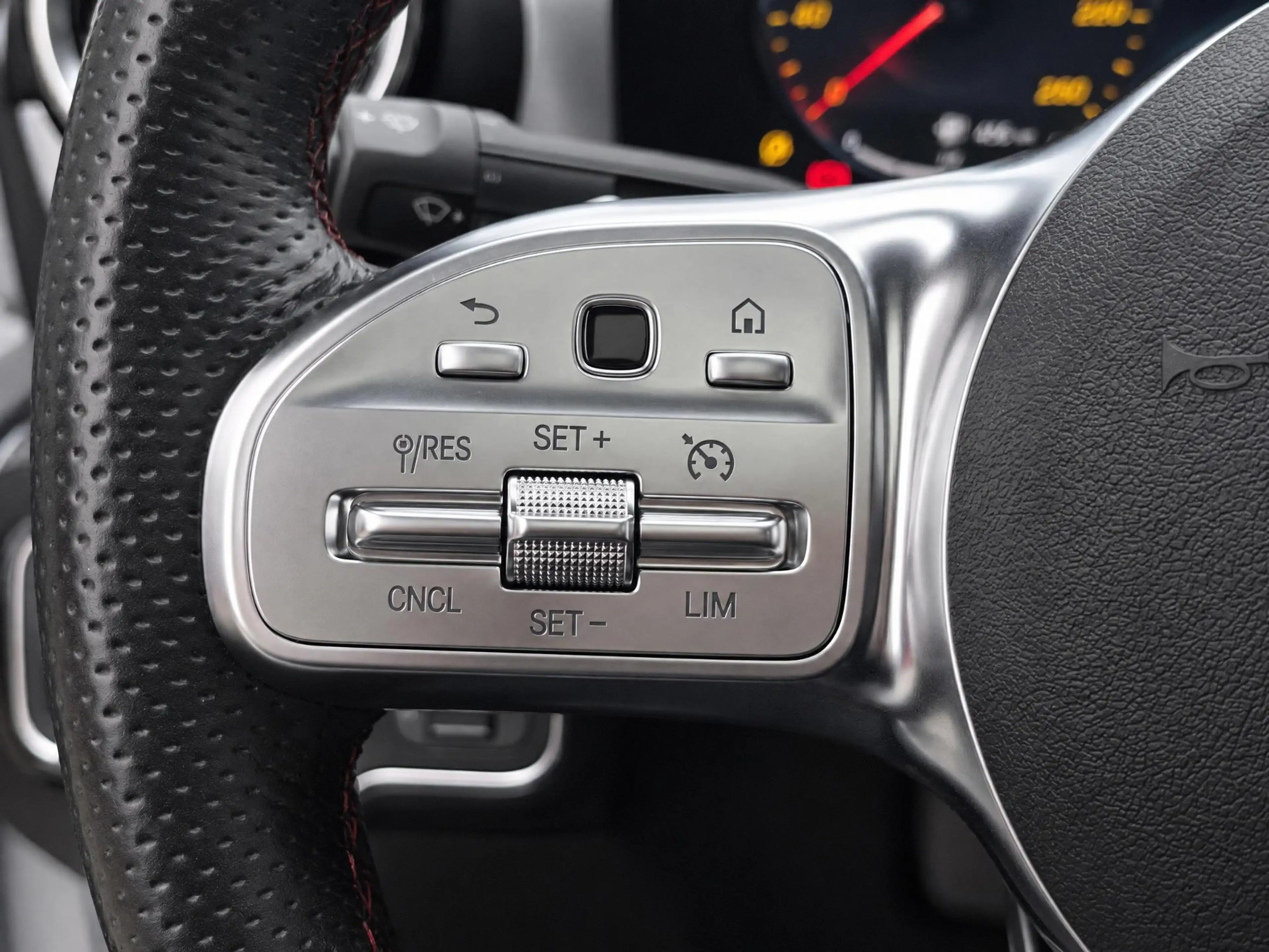 Mercedes-Benz CLA 180 — photo 11