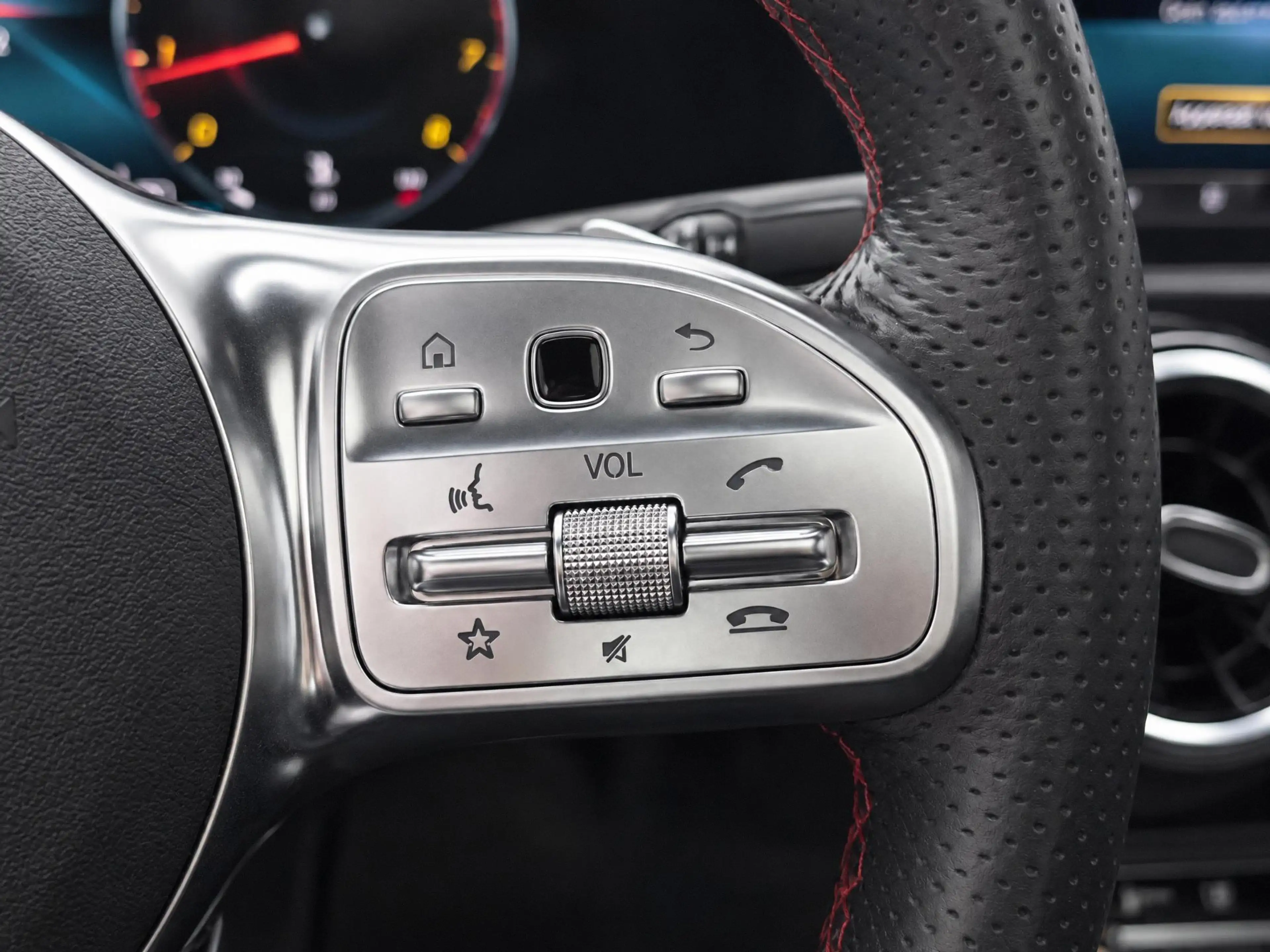 Mercedes-Benz CLA 180 — photo 12