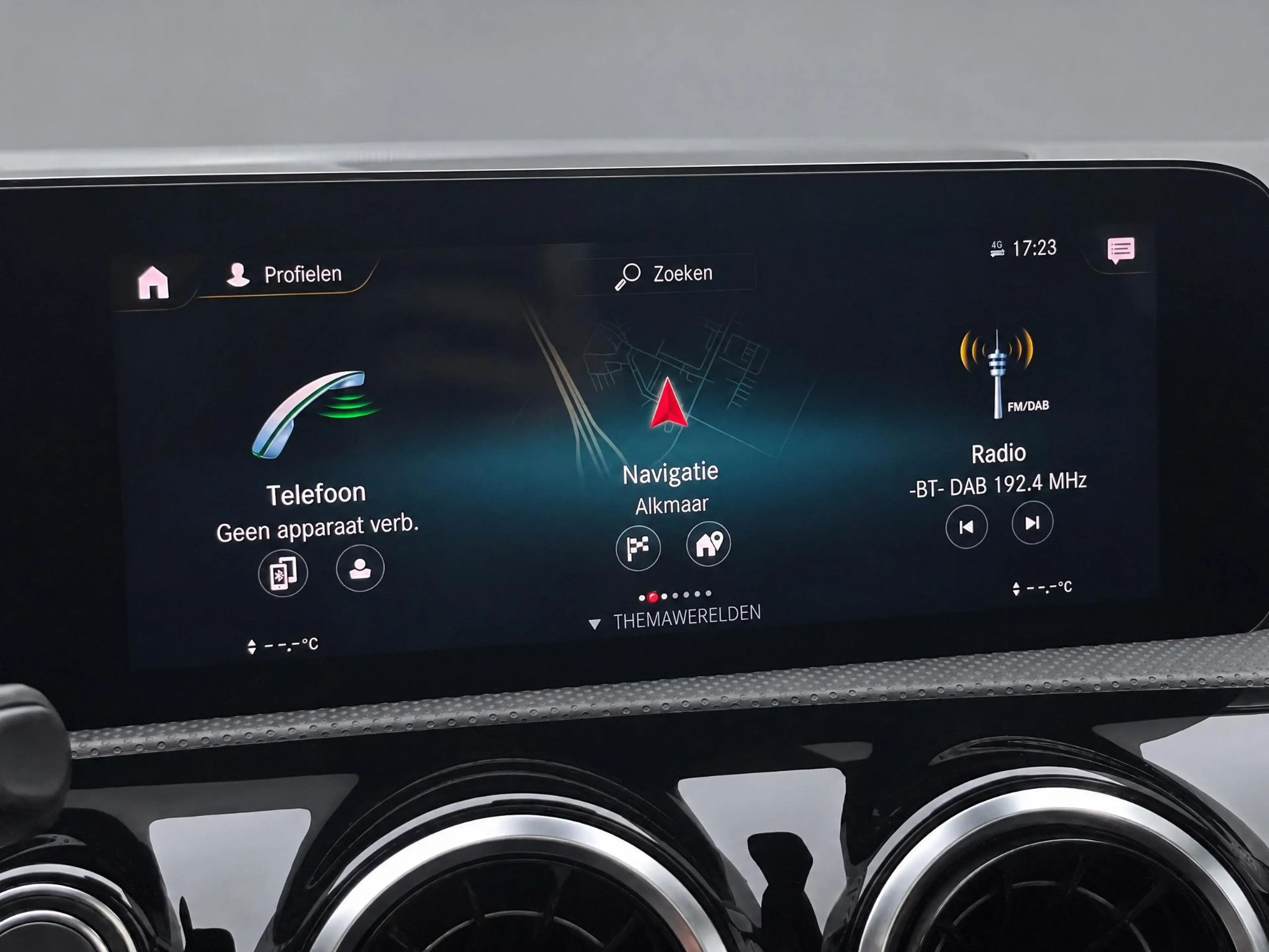 Mercedes-Benz CLA 180 — photo 14