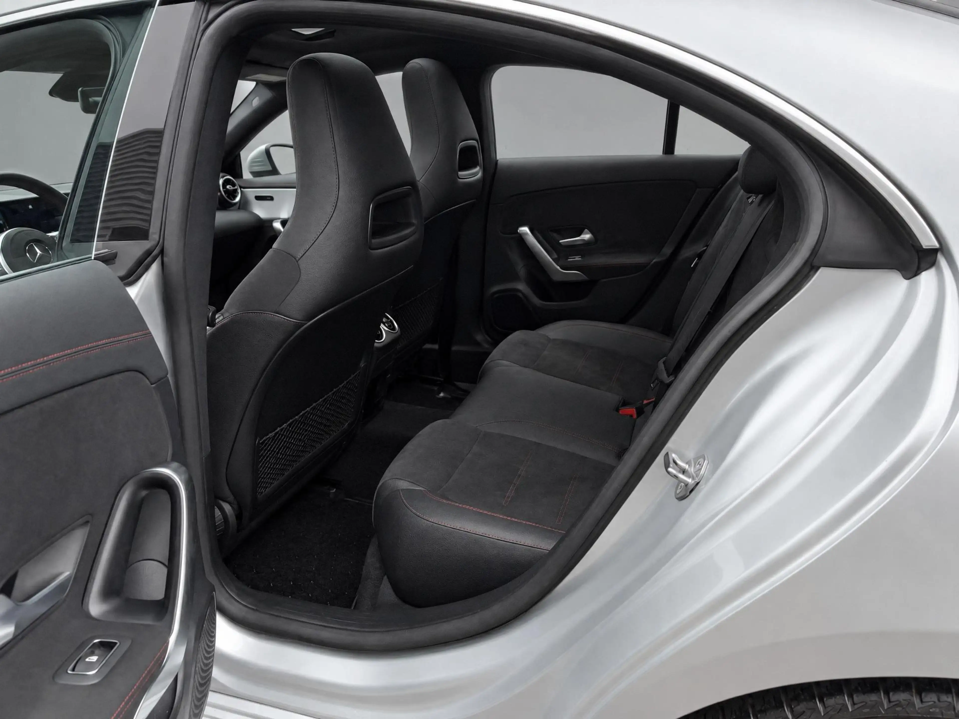Mercedes-Benz CLA 180 — photo 8