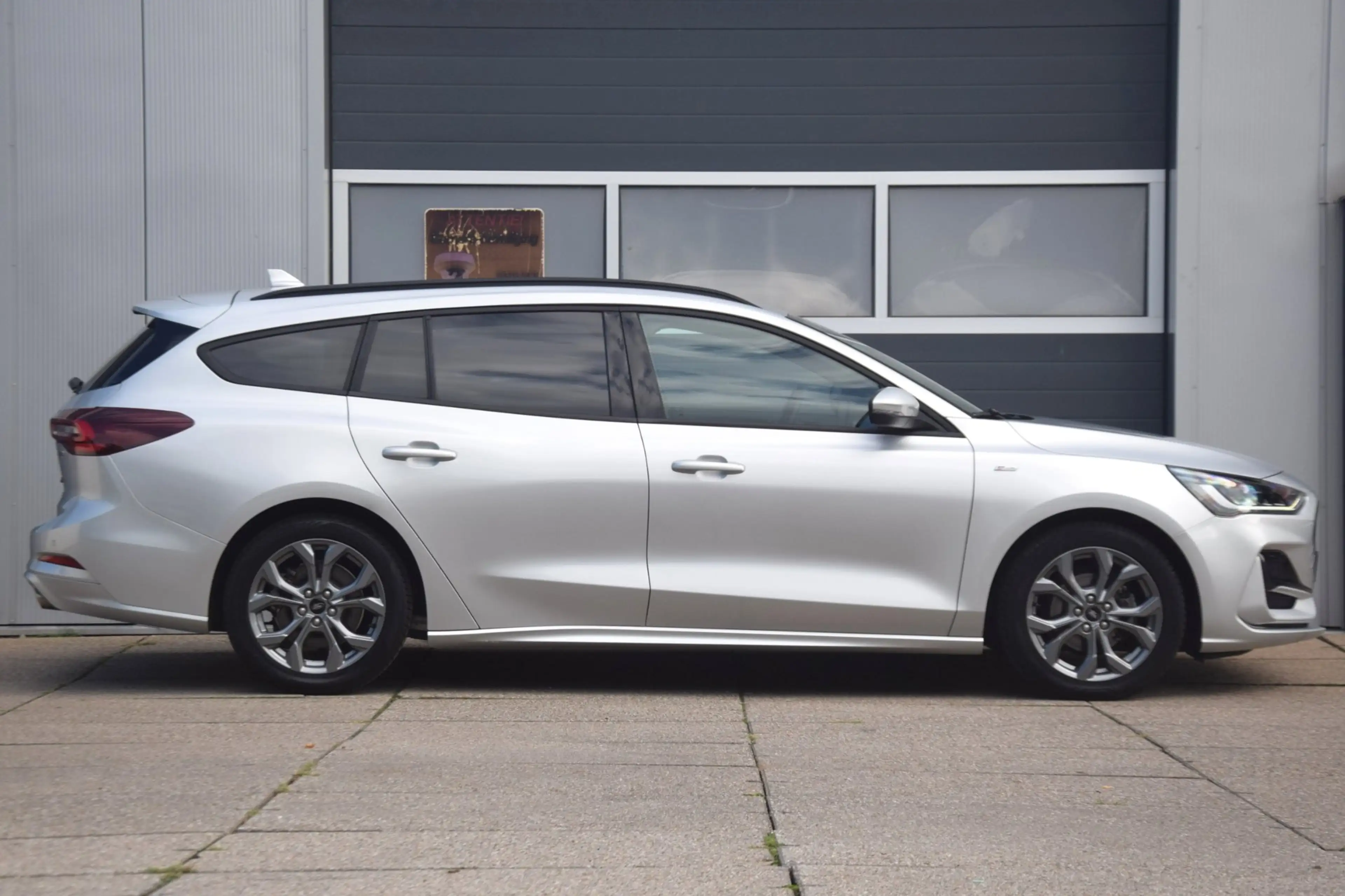 Ford Focus Wagon 1.0 EcoBoost Hybrid ST Line — photo 4