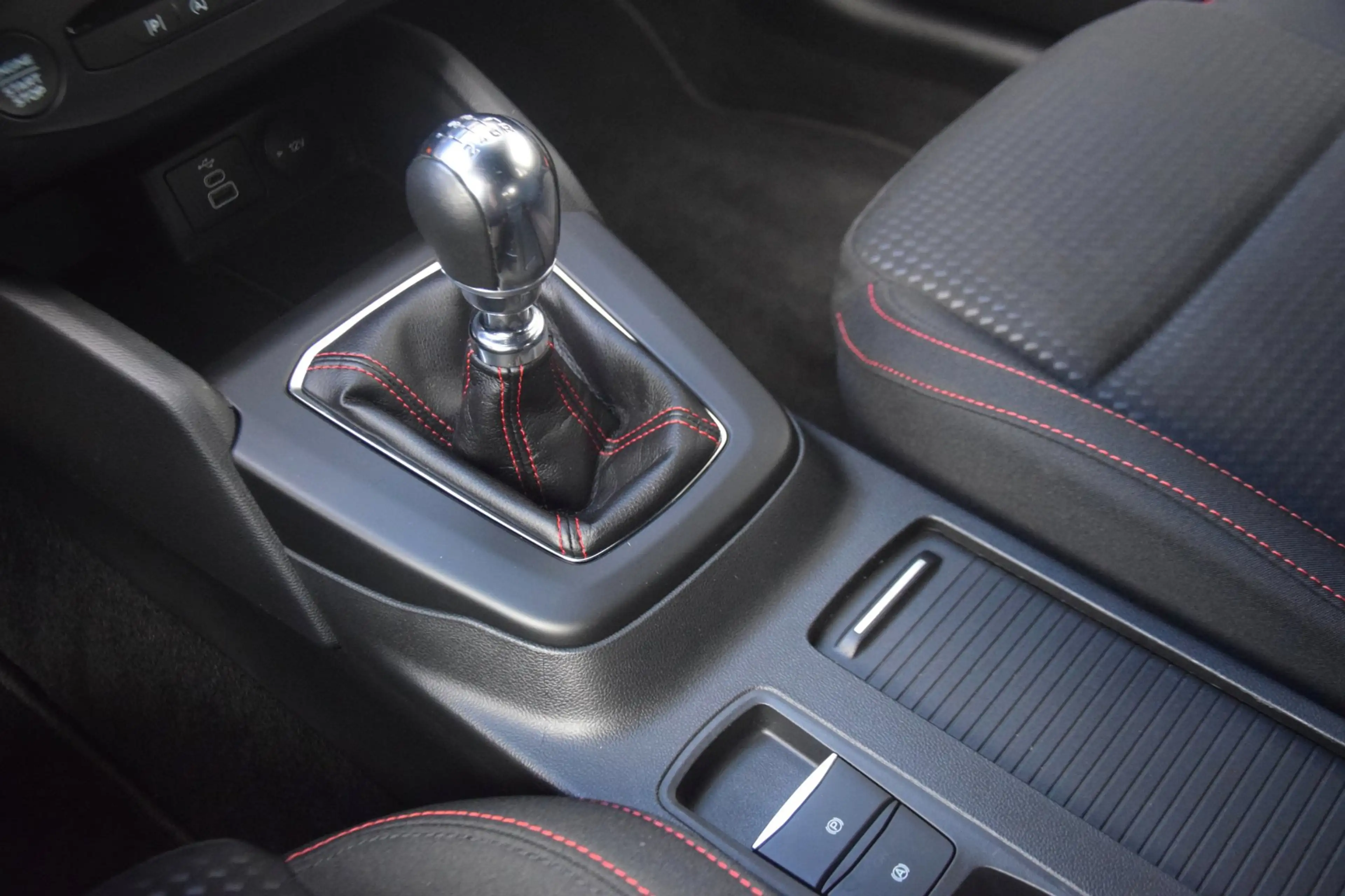 Ford Focus Wagon 1.0 EcoBoost Hybrid ST Line — photo 20
