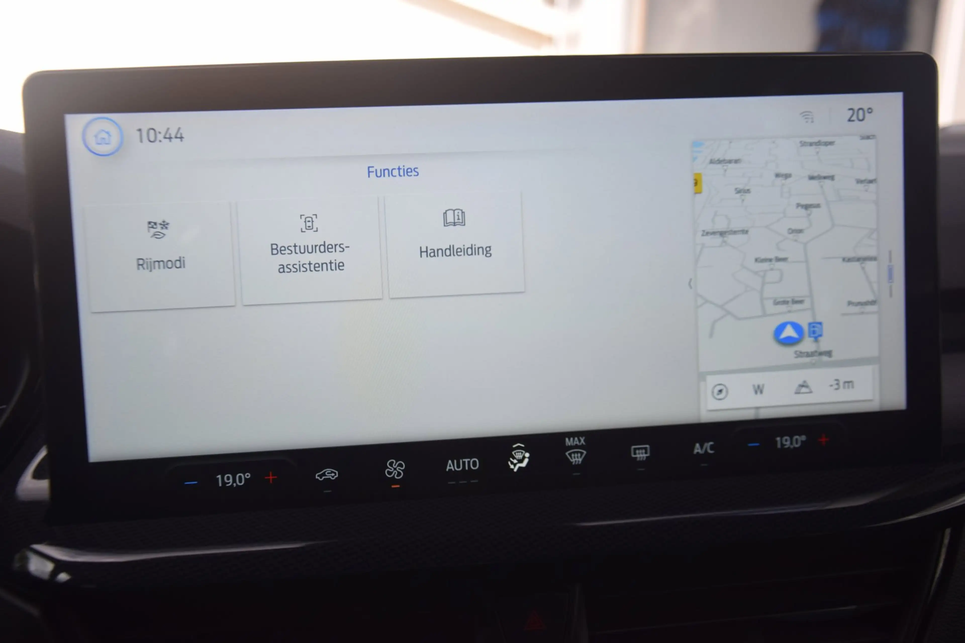 Ford Focus Wagon 1.0 EcoBoost Hybrid ST Line — photo 16