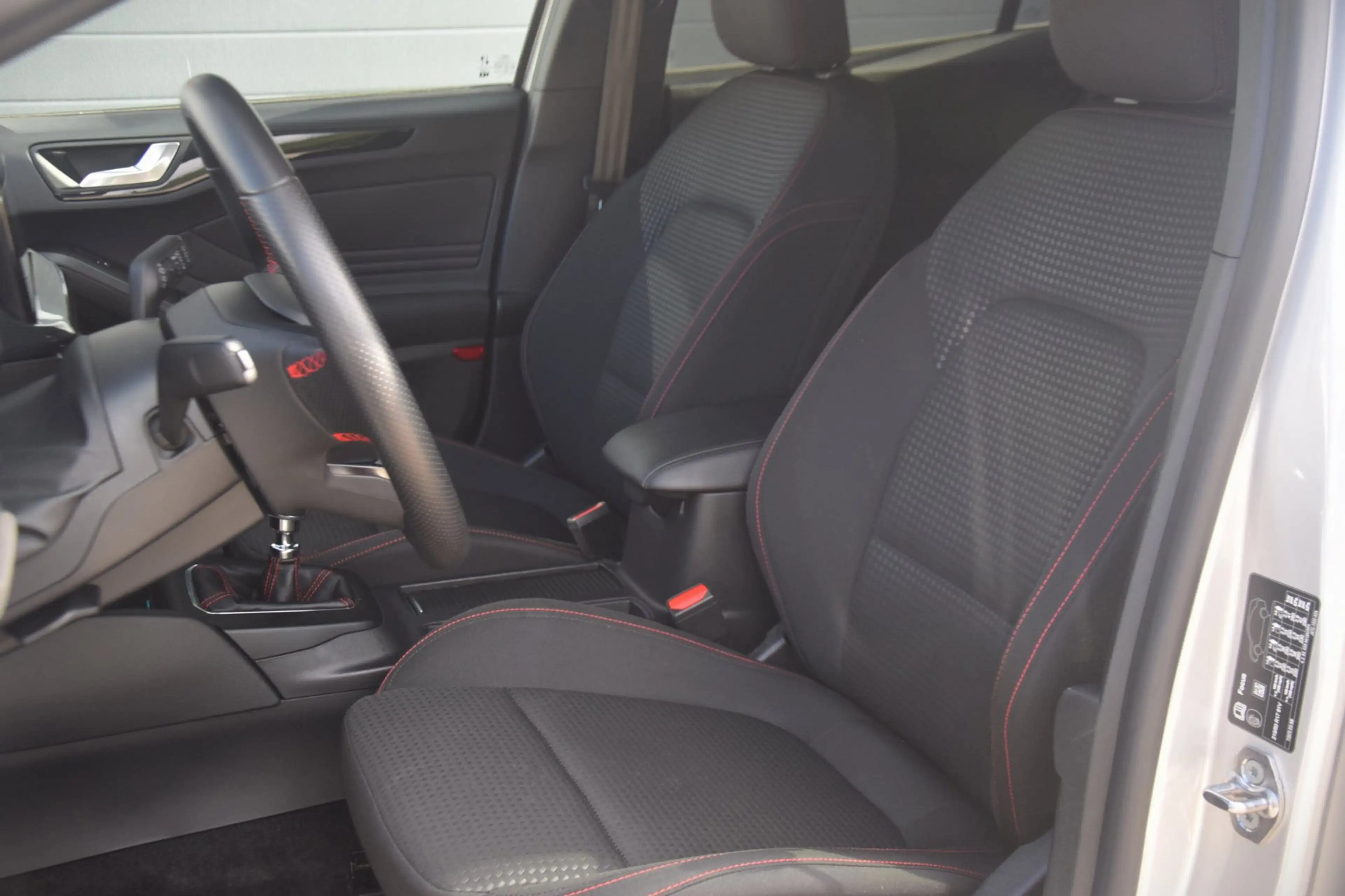 Ford Focus Wagon 1.0 EcoBoost Hybrid ST Line — photo 9