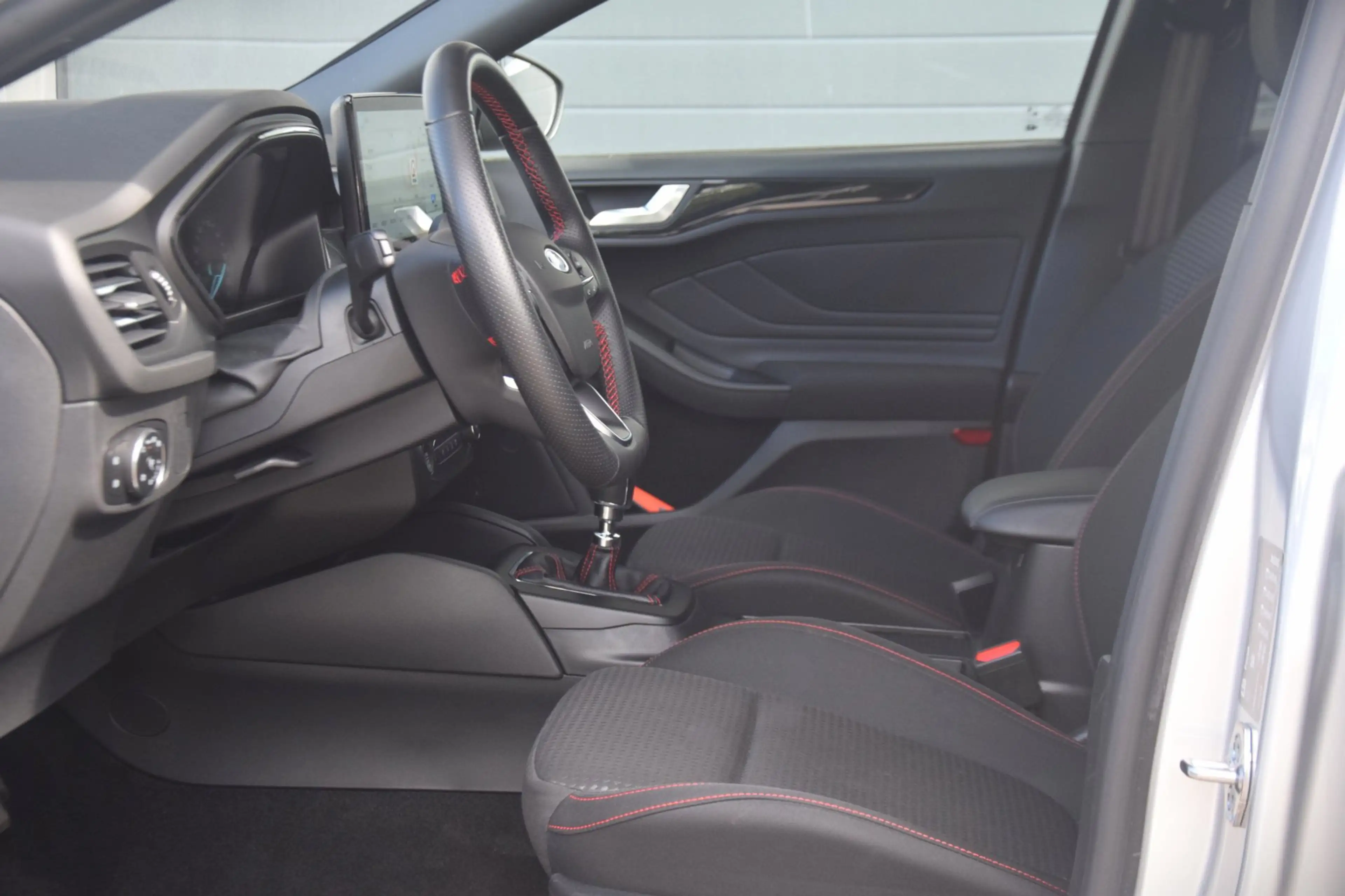 Ford Focus Wagon 1.0 EcoBoost Hybrid ST Line — photo 8