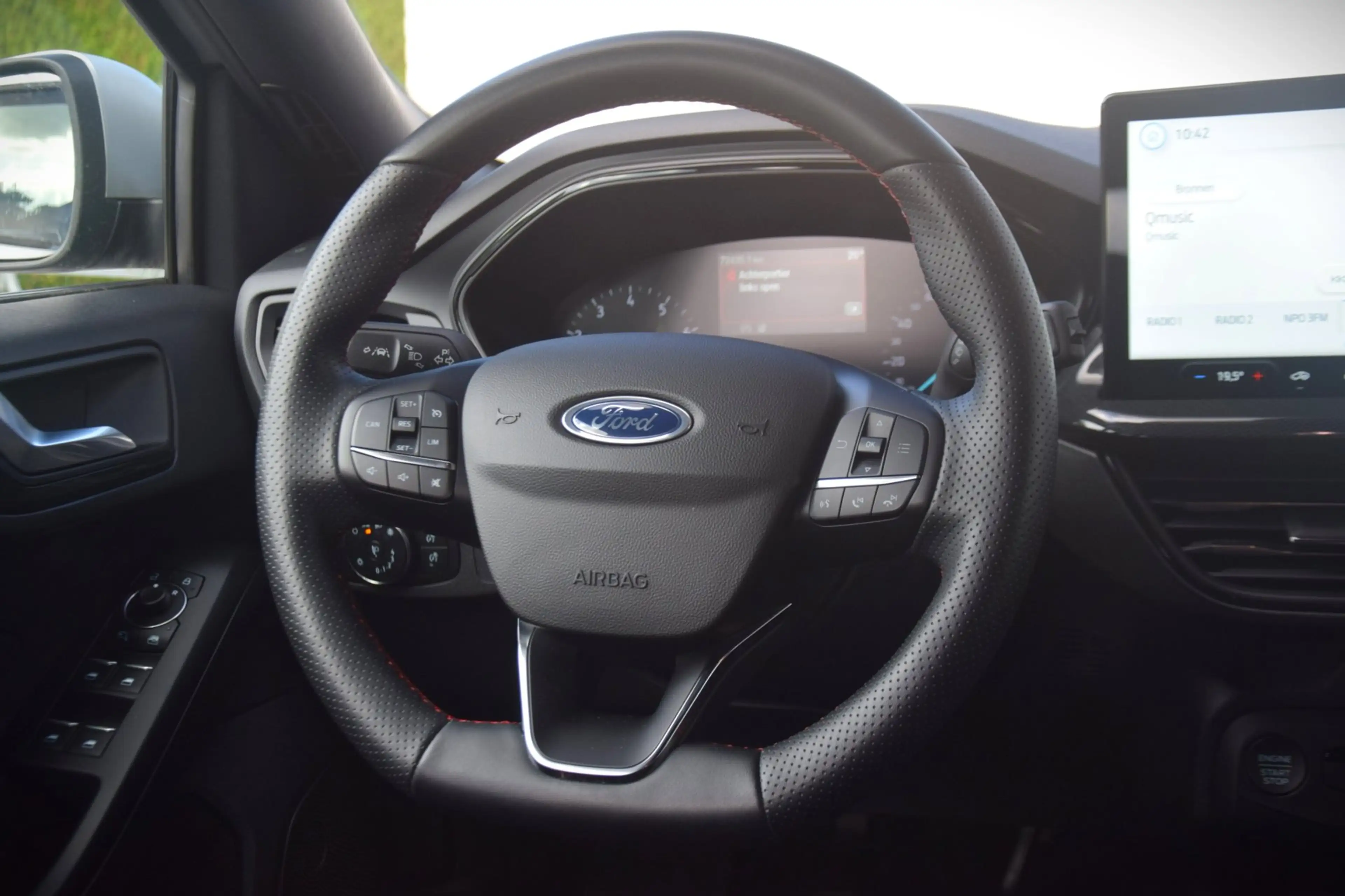 Ford Focus Wagon 1.0 EcoBoost Hybrid ST Line — photo 11