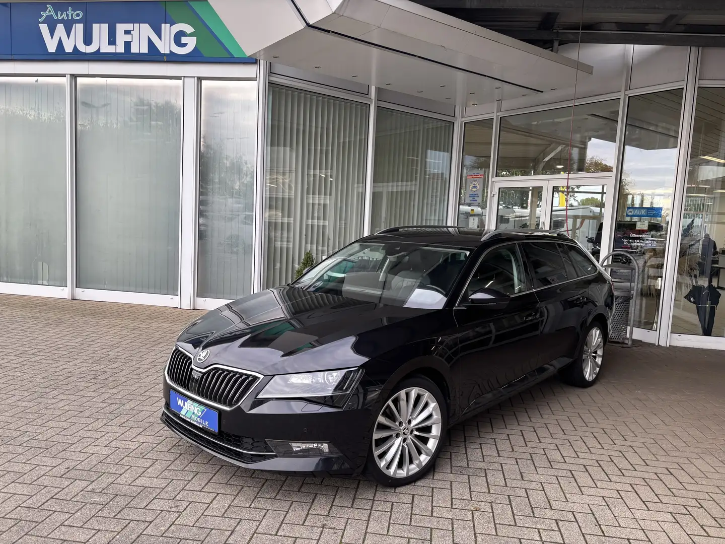 Skoda Superb Combi 2.0 TDI DSG Style 4x4 NAVI PDC DAB Noir - 1
