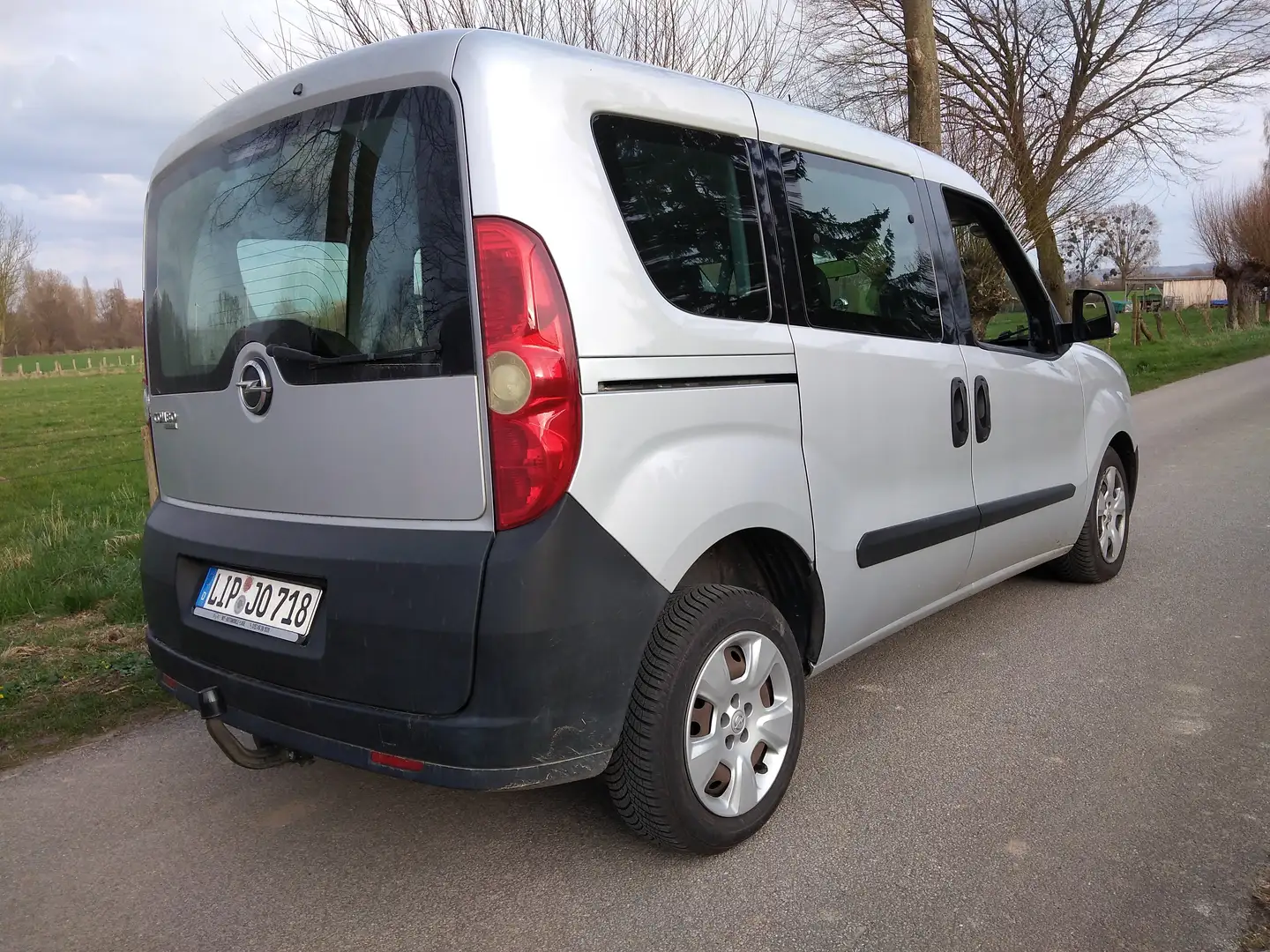 Opel Combo Tour 1.6 D. Raumwunder f. Familie, Hobby etc Argent - 2