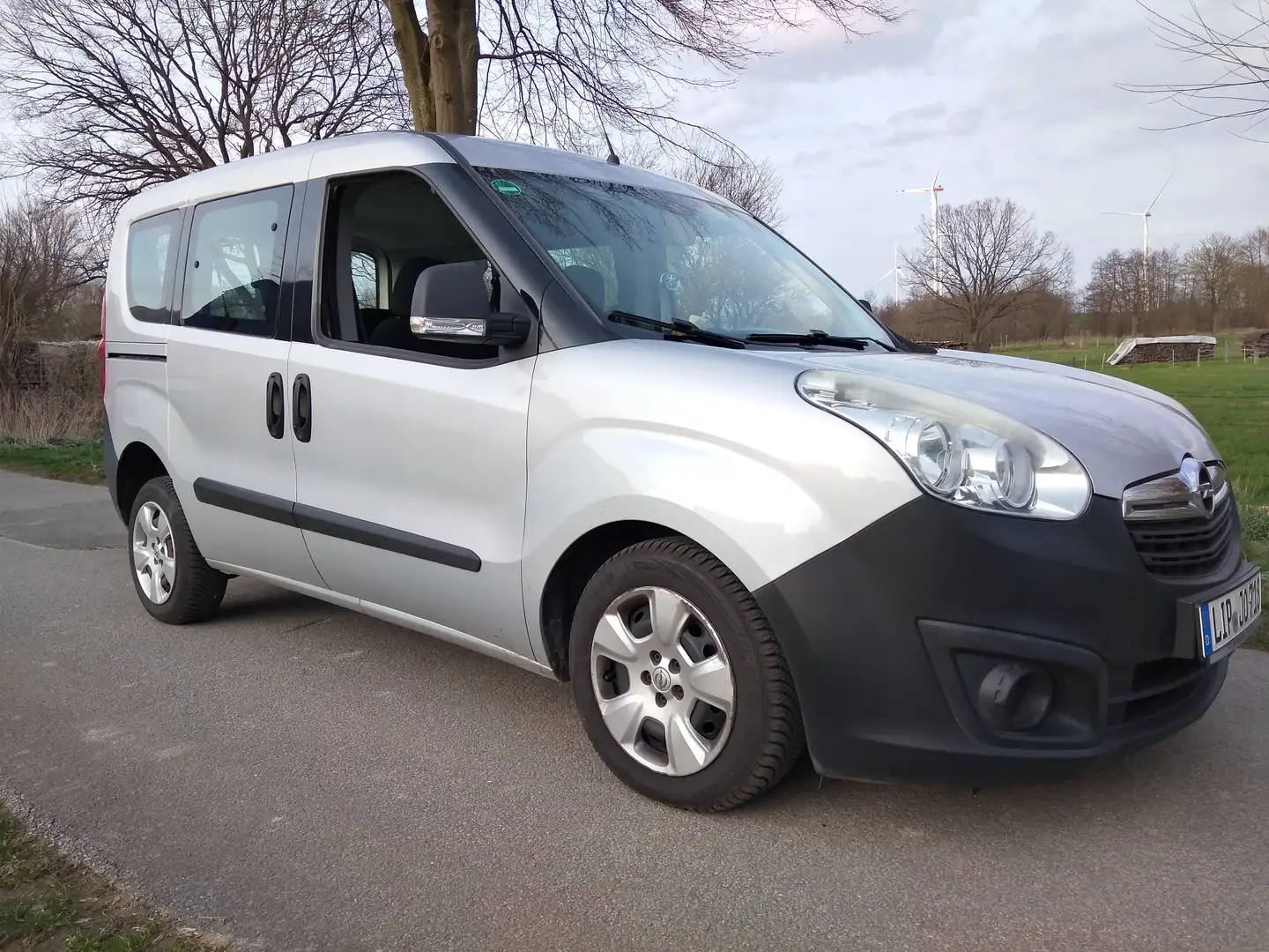 Opel Combo Tour 1.6 D. Raumwunder f. Familie, Hobby etc Argent - 1