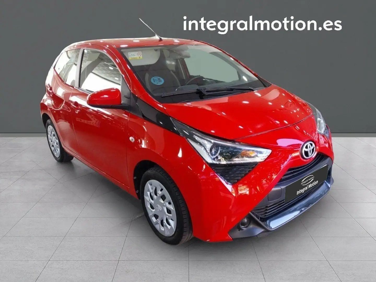 Toyota Aygo 70 x-play Rojo - 1