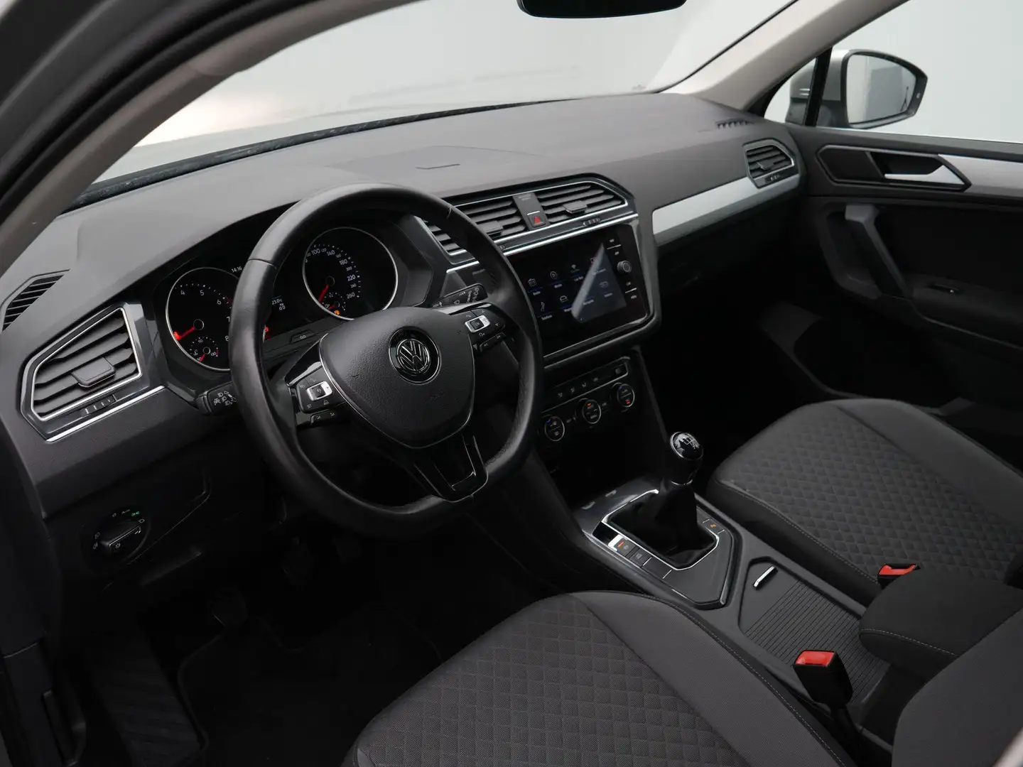 Volkswagen Tiguan 1.4 TSI 125 pk Comfortline Business | Trekhaak | N Grijs - 2