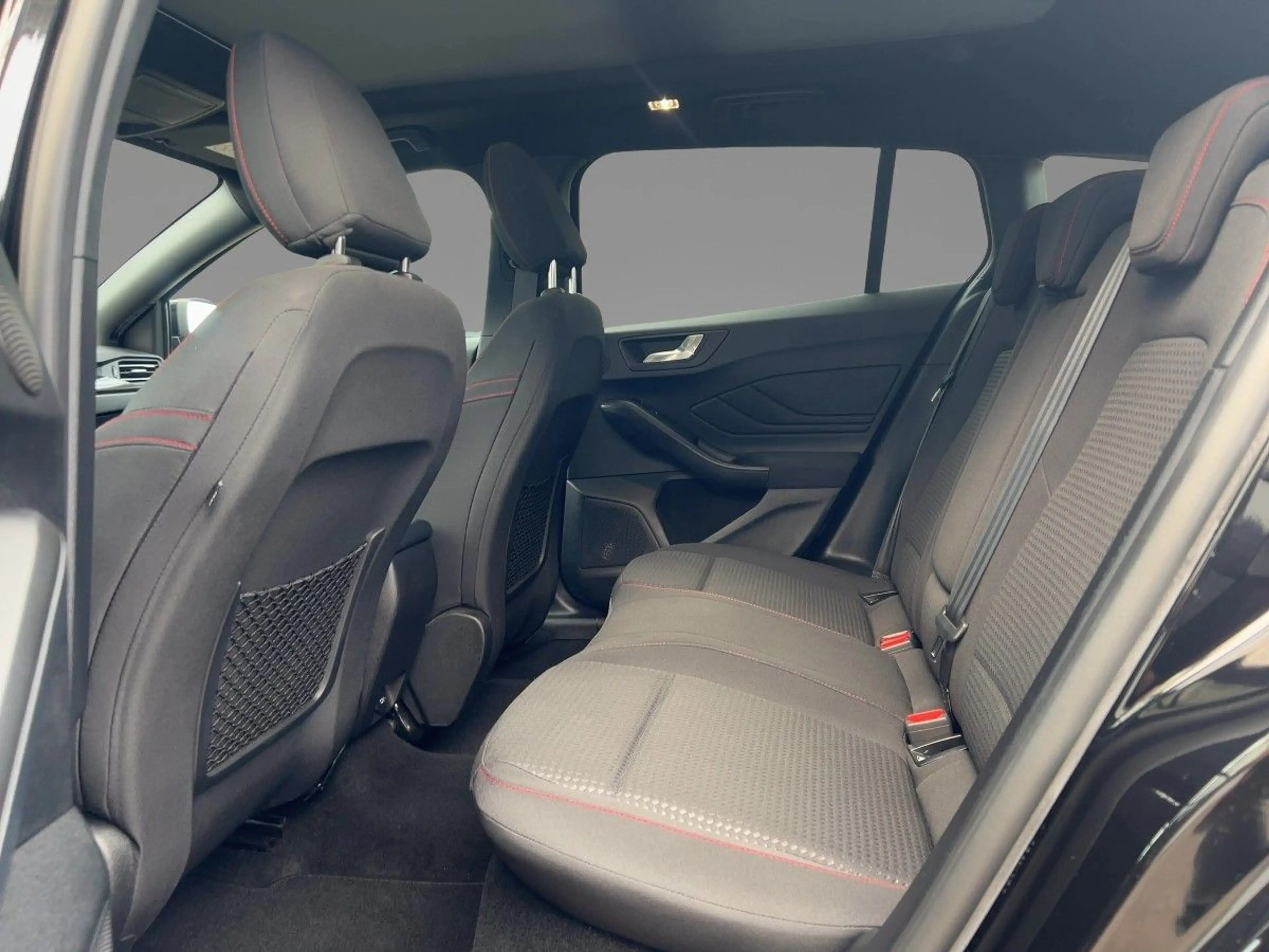 Ford Focus Turnier 1.0 EcoBoost Hybrid ST-Line 6-Gang — photo 8