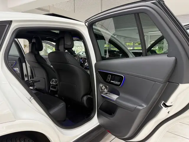 Mercedes-Benz 300 view 9